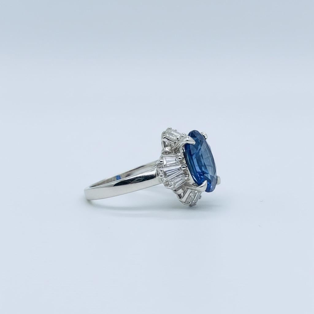 Certificado GIA 7 Ct.  Anillo de zafiro y diamantes sin calentar de Sri Lanka Contemporáneo en venta