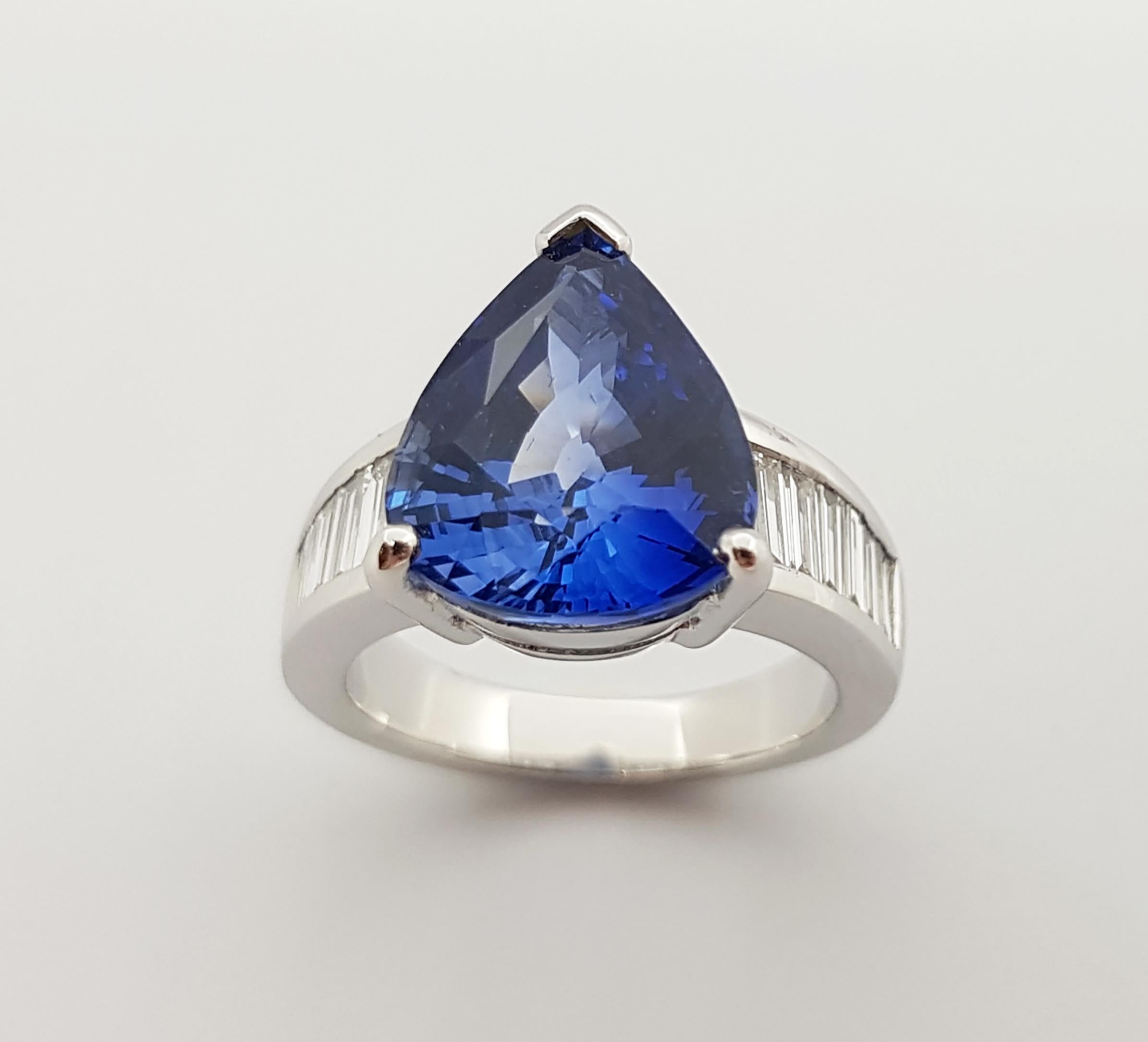 GIA Certified 7cts Ceylon Blue Sapphire with Diamond Ring Set in Platinum In New Condition For Sale In Bangkok, TH
