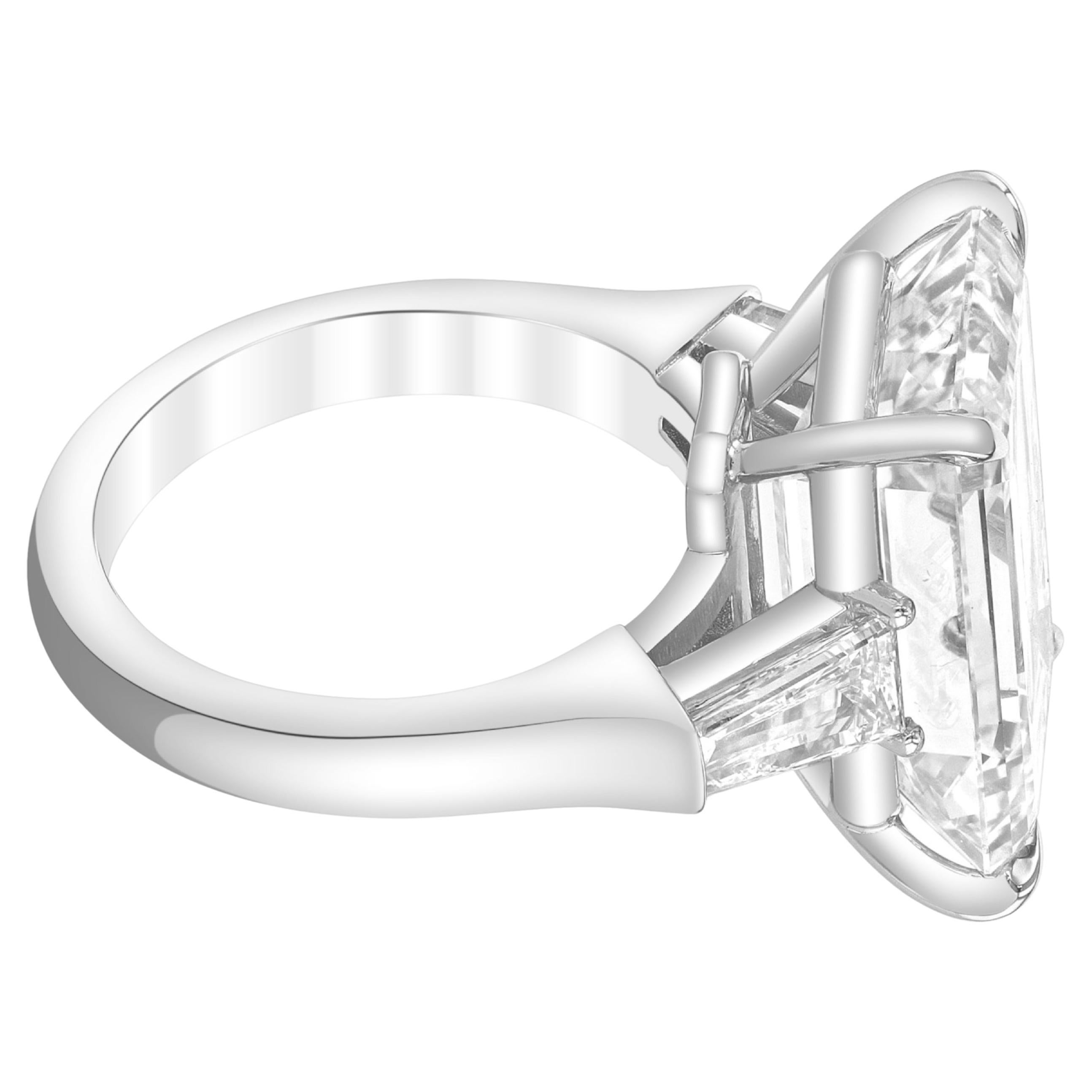 Questo magnifico anello di fidanzamento ha al centro un diamante taglio smeraldo da 7 carati, che emana una raffinatezza senza tempo. 
Il diamante è certificato GIA, a testimonianza della sua eccezionale qualità e autenticità. 

Con un grado di
