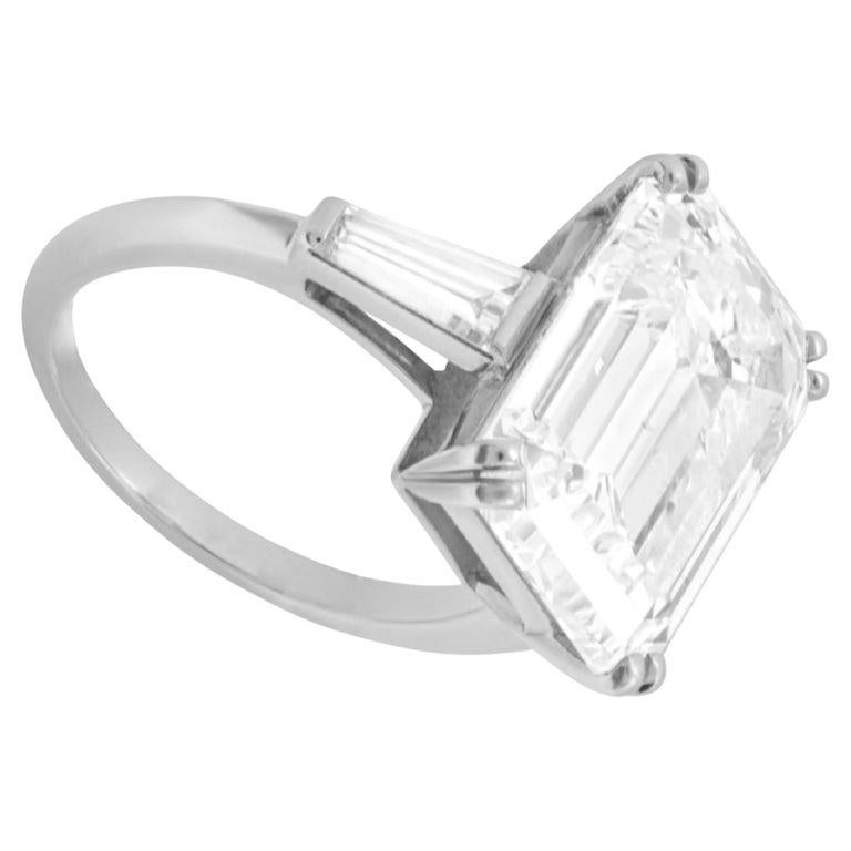 Taglio smeraldo Anello di fidanzamento in platino certificato GIA con 7 diamanti taglio smeraldo di purezza D VS2 in vendita