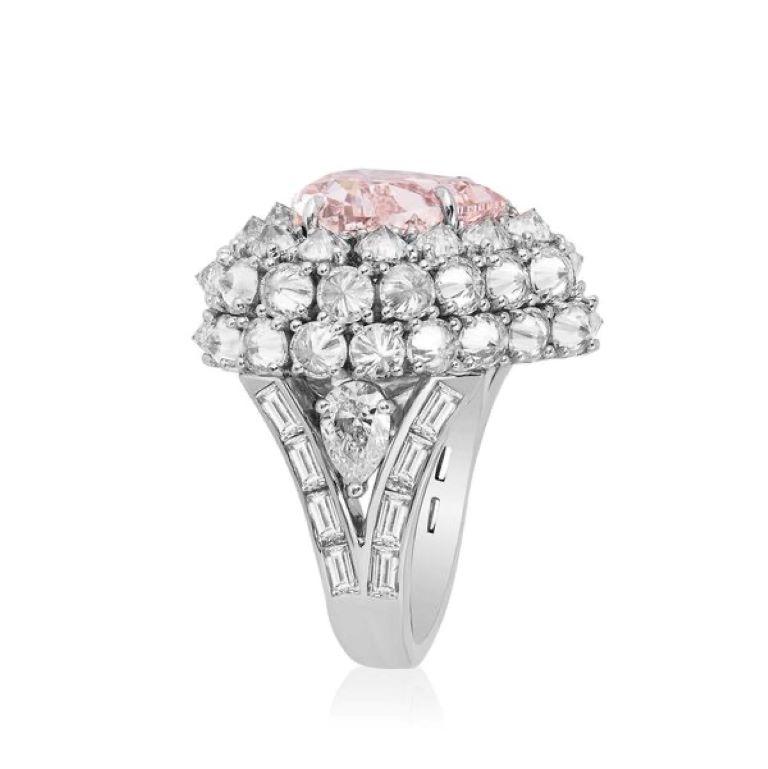 Diamant en forme de coeur pesant 7.0 carats avec certificat GIA indiquant que le diamant est de couleur rose fantaisie et de pureté VS2. Entouré de diamants blancs sertis au revers pesant 5,02 carats. Le diamant en forme de poire entre la tige
