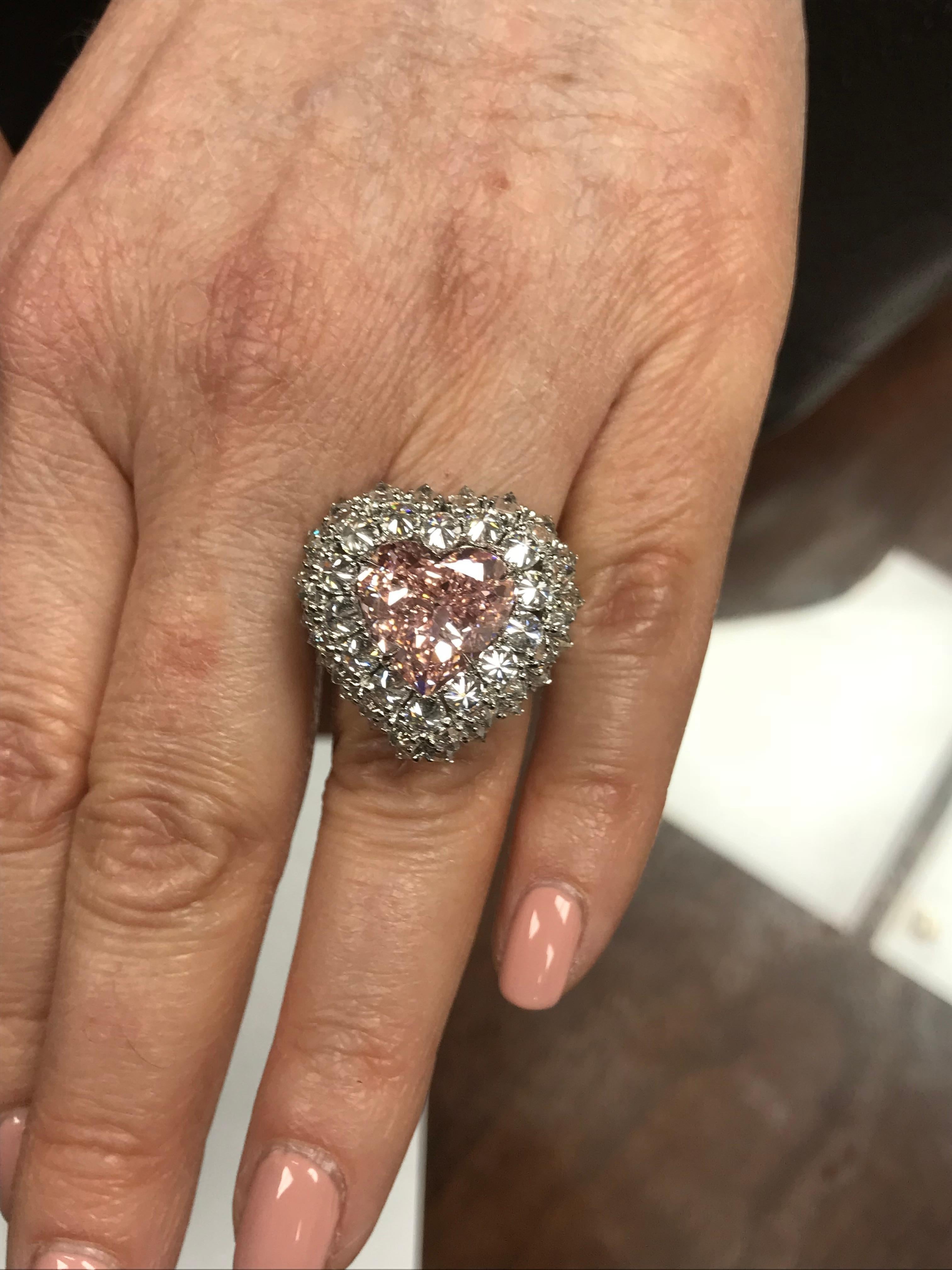 Bague cocktail en diamant rose en forme de cœur de 7,0 carats certifié GIA Neuf - En vente à New York, NY
