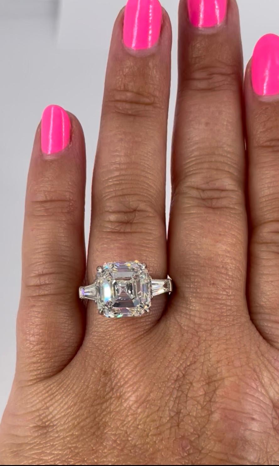 J. Birnbach Bague de fiançailles en diamant taille Asscher de 7,00 carats avec baguettes effilées Pour femmes en vente