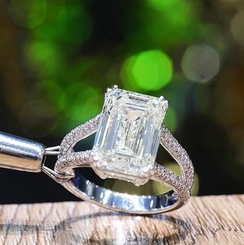 GIA-zertifizierter Solitär-Ring, 7,00 Karat Smaragdform, Diamant 18K Gold, Solitär im Zustand „Neu“ im Angebot in Massafra, IT