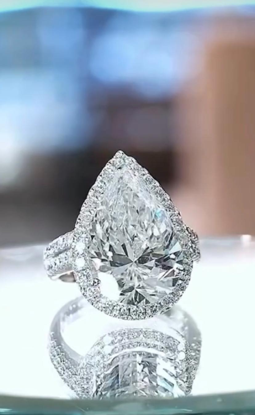 Une exquise bague solitaire en diamant au design moderne et glamour, d'un style élégant et raffiné.
Réalisée avec une attention particulière aux détails, cette pièce est l'incarnation du luxe et de la beauté.
Rehaussez votre beauté intemporelle et