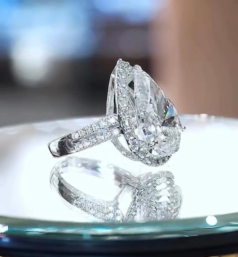Bague solitaire en or 18 carats certifiée GIA avec diamant en forme de poire de 7,00 carats en vente 1