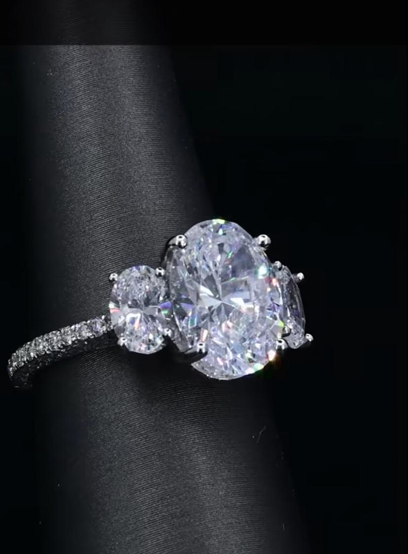 Ah exquisite Drei Steine Diamanten Ring in zeitgenössischen Design, so elegant und raffinierten Stil.
Erhöhen Sie Ihre zeitlose Schönheit und verleihen Sie Ihrem Look einen Hauch von Raffinesse und Klasse.
Spezifikation:
1,50 Karat x 2 Stück Seite F