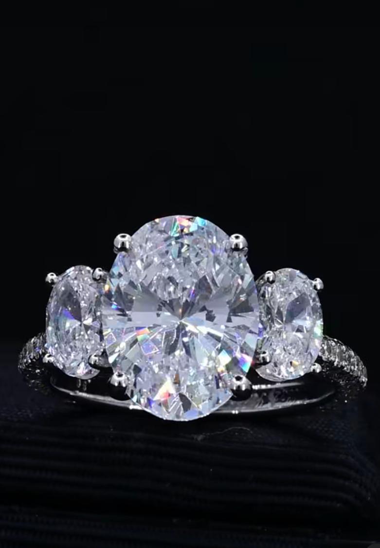 GIA zertifiziert 7,00 Karat F/VS1 Oval Form Diamanten 18K Gold Drei Stein Ring (Ovalschliff) im Angebot