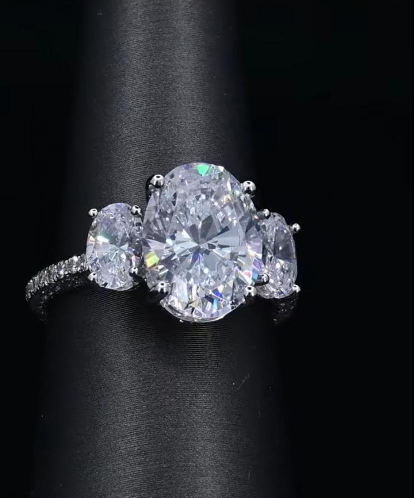 GIA zertifiziert 7,00 Karat F/VS1 Oval Form Diamanten 18K Gold Drei Stein Ring im Angebot 1