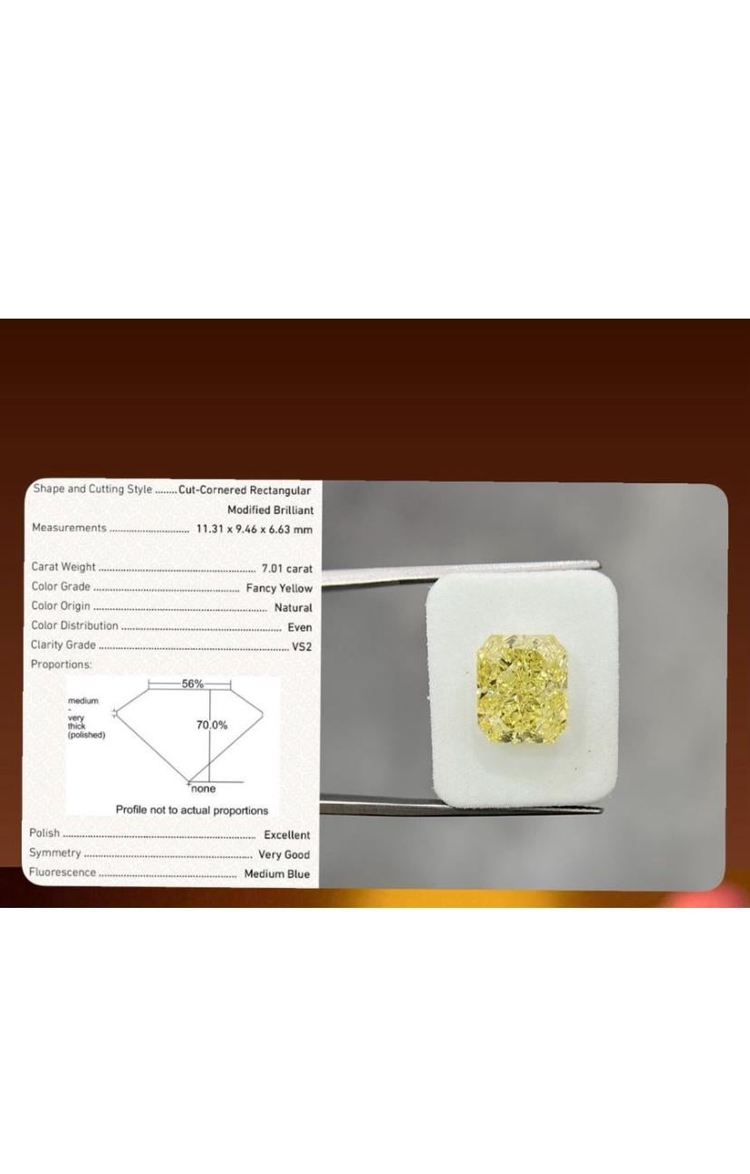Anello in oro 18 carati con diamante giallo Fancy da 7,00 carati certificato GIA in vendita 2