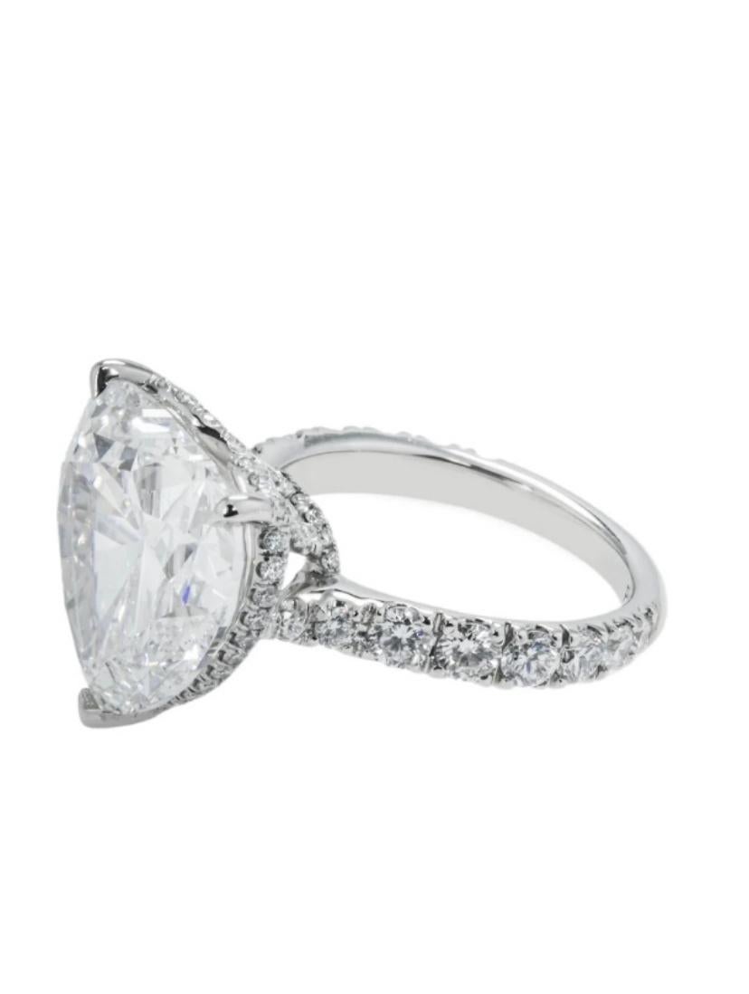 Ein exquisiter Solitär-Diamantring in zeitgenössischem Design, so elegant und raffiniert.
Dieser außergewöhnliche Ring kommt mit einem prächtigen lupenreinen Diamanten von 7,00 Karat, in hervorragender D Farbe, in perfekter Herzform.
Der glänzende