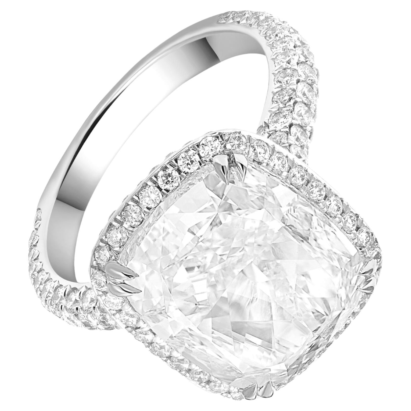 GIA zertifiziert 7,01 Karat E VS1 Kissenschliff Diamant Halo Pavé Ring

Dieser Ring ist ein außergewöhnlicher Ausdruck von Raffinesse und Brillanz. Er präsentiert einen GIA-zertifizierten 7,01 Karat Cushion Modified Brilliant-Diamanten, eingestuft