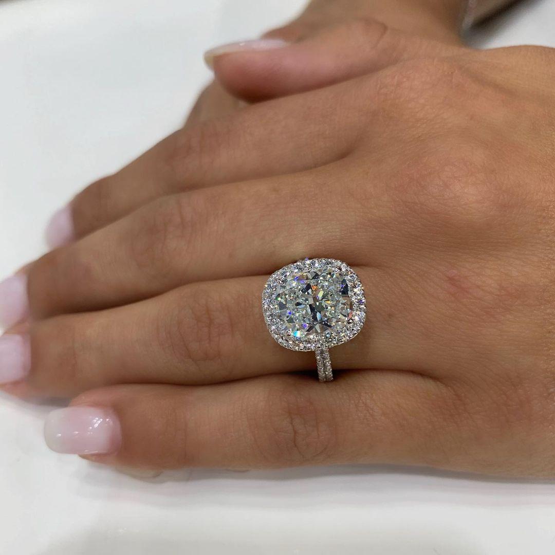 GIA zertifiziert 7,01 Karat E VS1 Kissenschliff Diamant Halo Pavé Ring (Zeitgenössisch) im Angebot