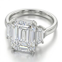GIA zertifiziert 7.01 Karat Smaragdschliff Diamant Ring in Platin mit Trillion