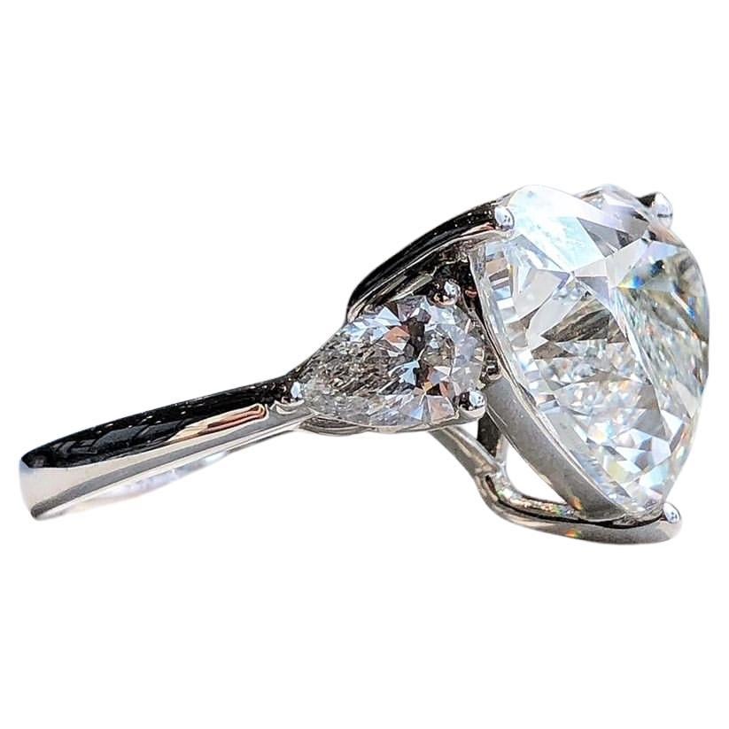 Bague en platine certifiée GIA 7,01 carats diamant brillant en forme de cœur avec diamants latéraux de taille poire

Cette bague extraordinaire met en valeur un magnifique diamant Heart Brilliant de 7,01 carats certifié par le GIA, de couleur G et