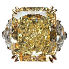 GIA Certified 7.01 Carat Radiant Cut Yellow Diamond Three Stone Ring (bague à trois pierres)