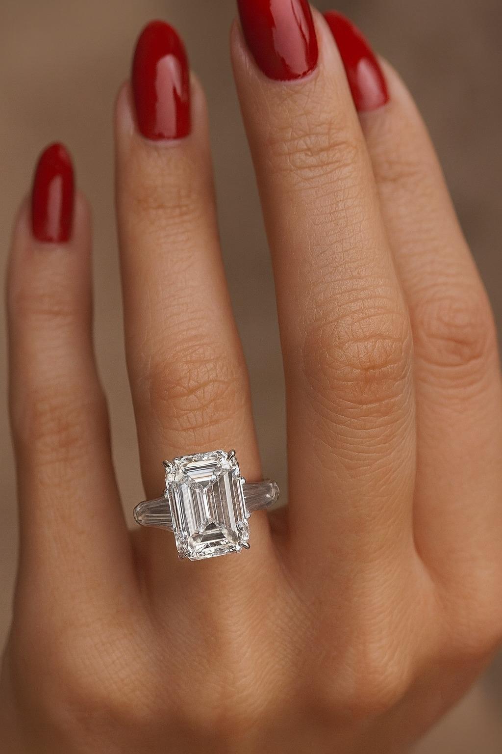 GIA-zertifizierter 7,02-Karat-Diamantring im Smaragdschliff mit spitz zulaufenden Baguetten in Platin

Dieser Platinring ist ein Meisterwerk zeitloser Raffinesse. Er präsentiert einen atemberaubenden Diamanten im Smaragdschliff von 7,02 Karat,