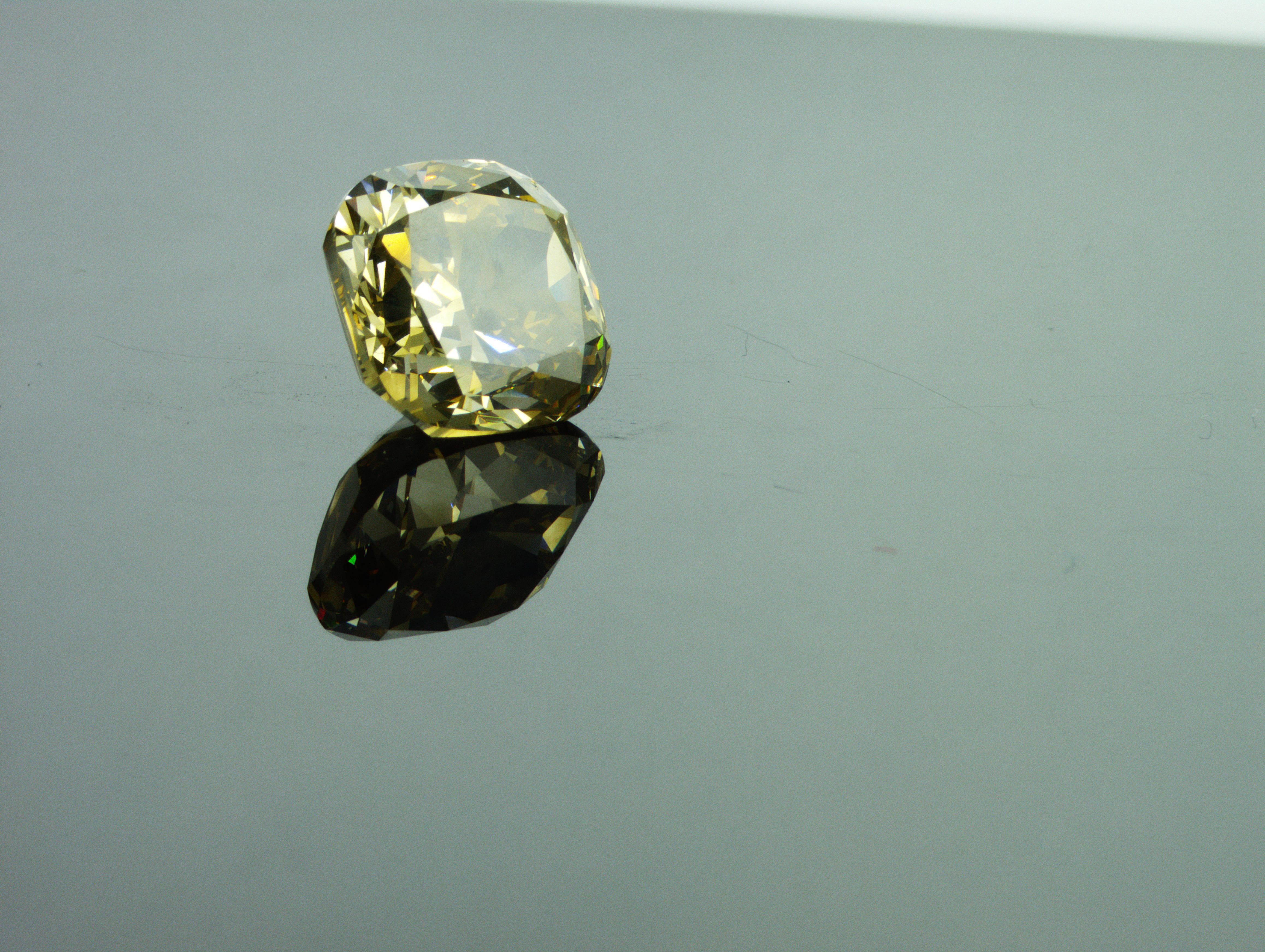 GIA-zertifizierter 7,02 Karat dunkelbraun-gelber Naturdiamant (Fancy) (Moderne) im Angebot