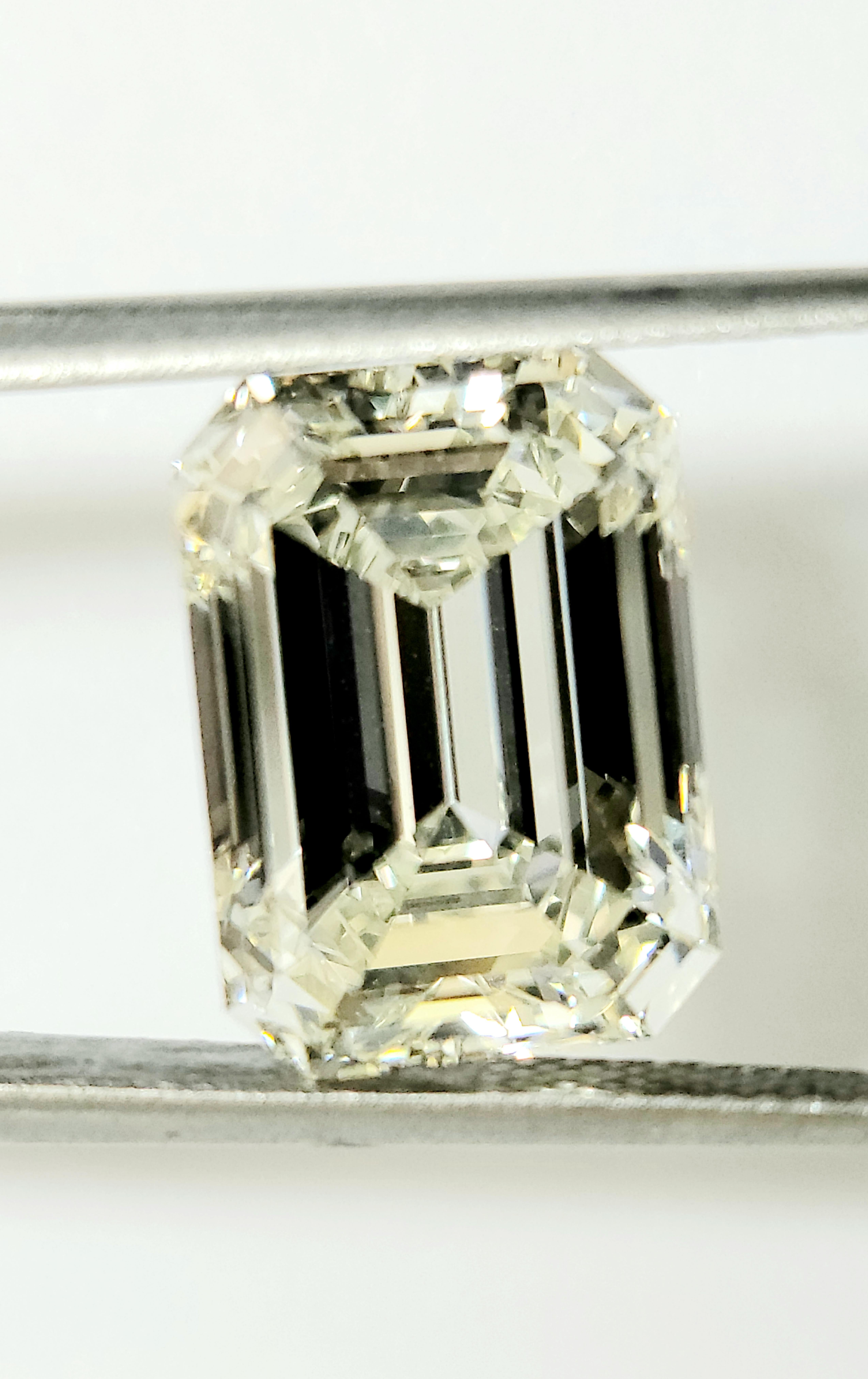 Contemporary GIA Certified 7.02ct L / VS1 Excellent Cut For Sale