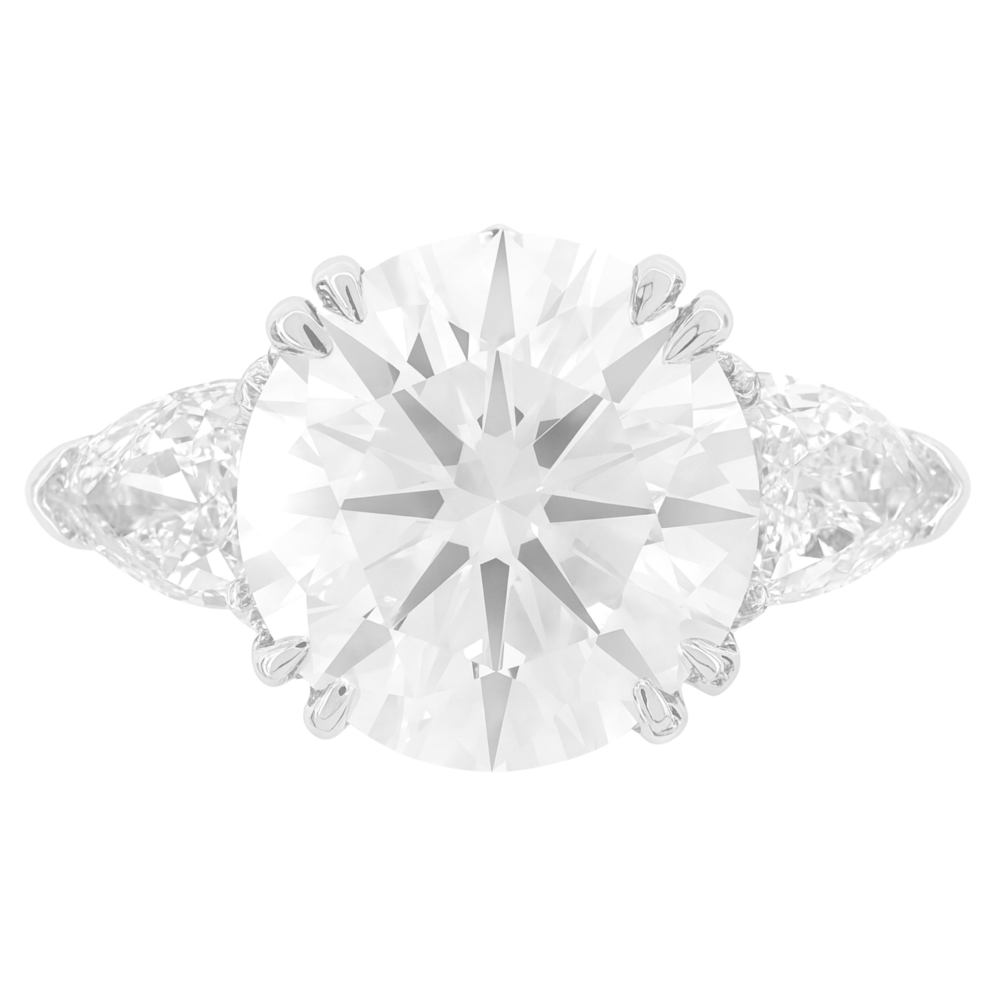 Chef-d'œuvre d'élégance intemporelle, cette bague exceptionnelle en platine met en valeur un diamant rond de 7,03 carats certifié par le GIA, de couleur G, de pureté VS2 et de taille excellente - un équilibre parfait entre le feu, la brillance et la