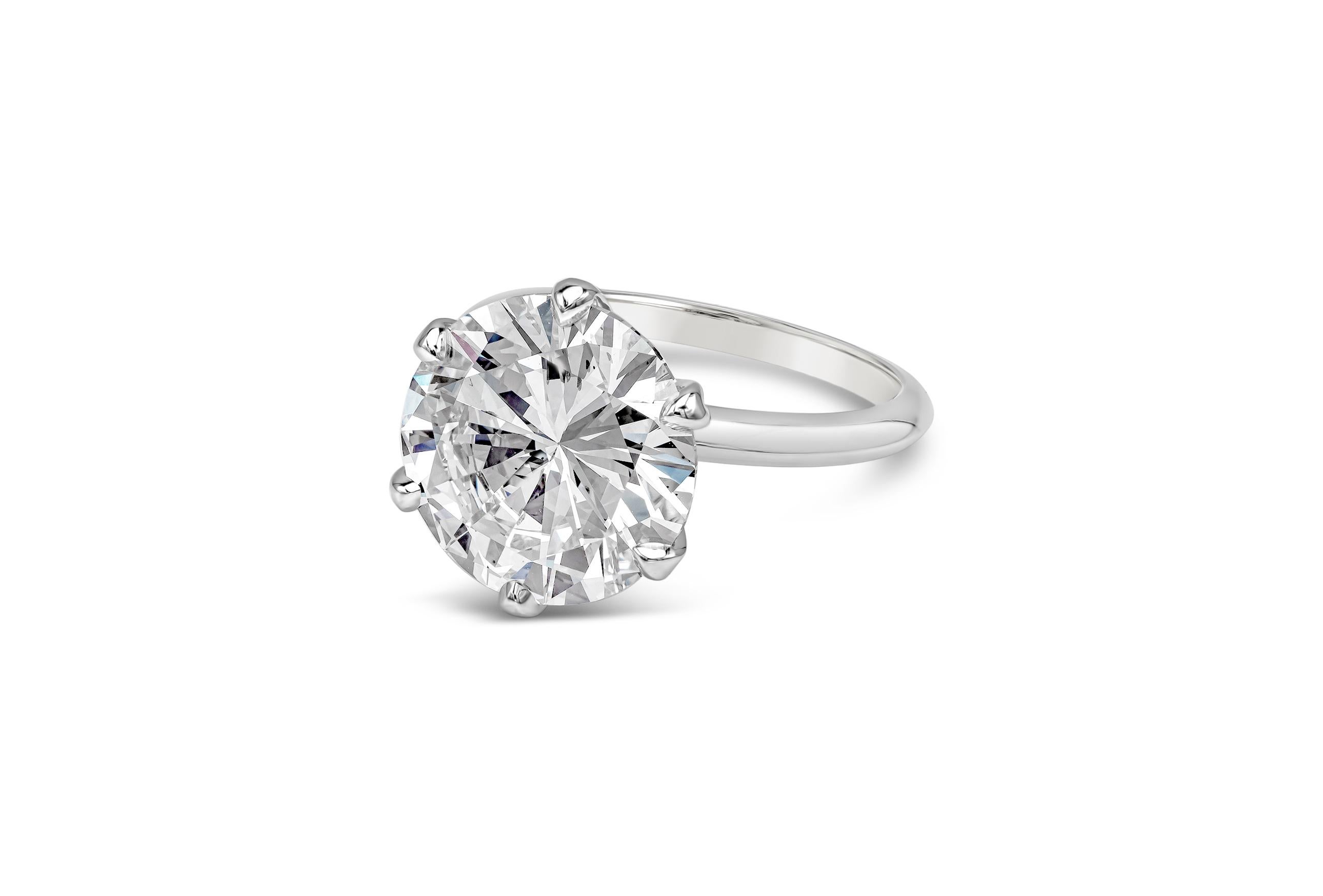 Bague de fiançailles solitaire classique à six branches, ornée d'un diamant rond de 7,03 carats de taille brillant certifié par le GIA de couleur G et de pureté VS2. Serti sur une monture en platine à pans coupés. Taille 6.5 US, redimensionnable sur