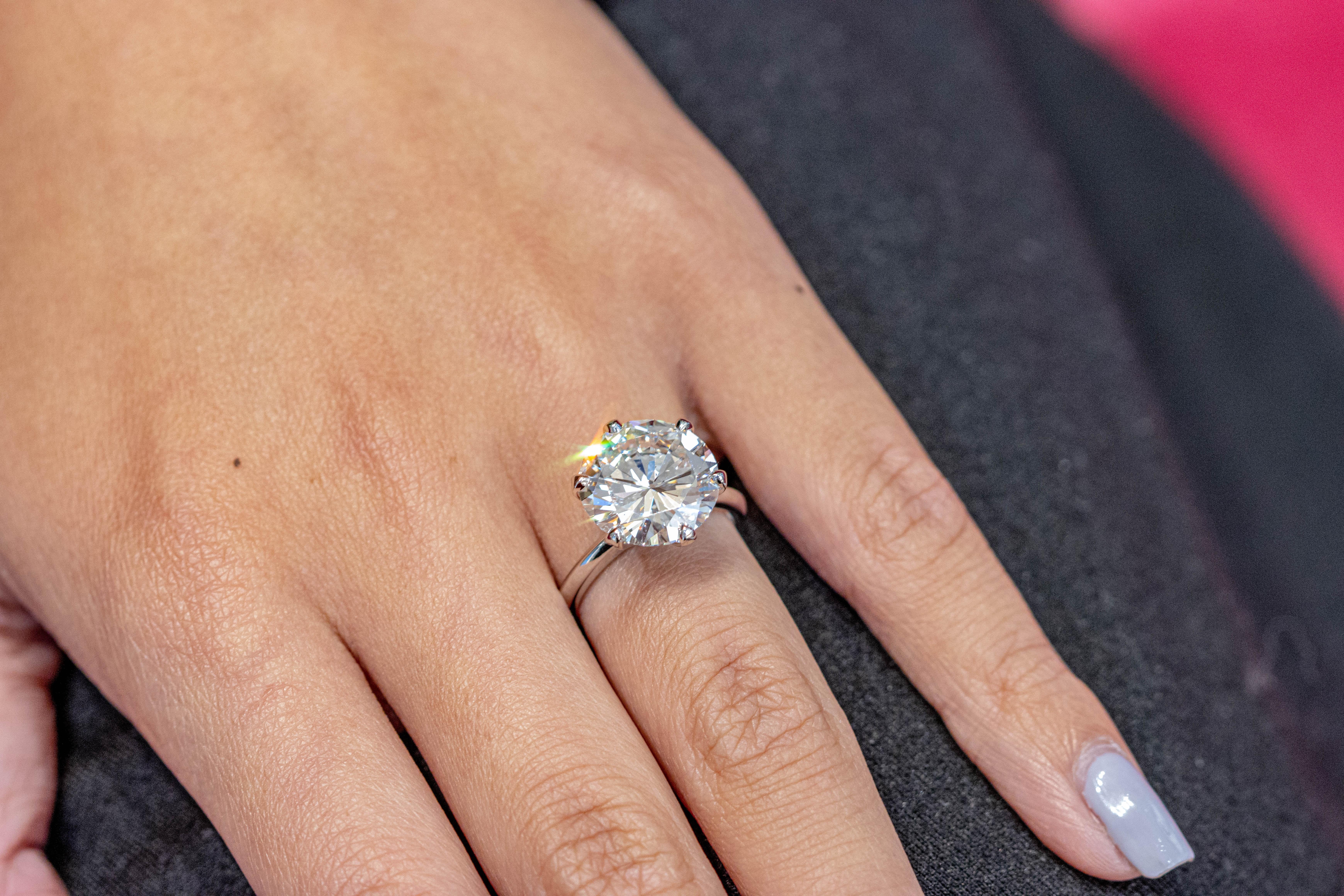 Bague de fiançailles solitaire en diamant taille ronde de 7.03 carats certifié par le GIA Pour femmes en vente