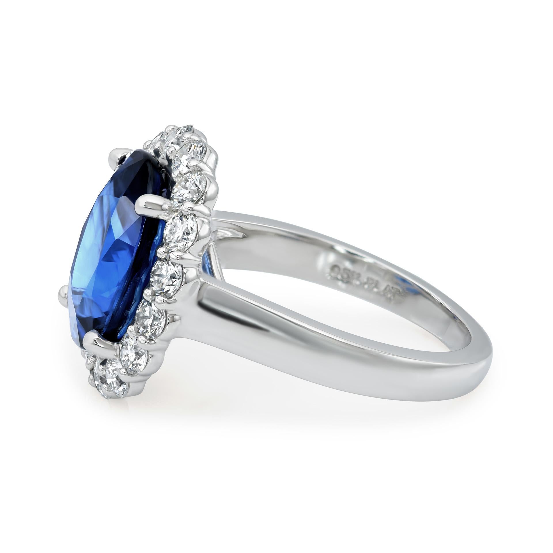 Taille brillant Saphir bleu naturel certifié GIA de 7,03 carats serti dans une bague à diamant en platine  en vente
