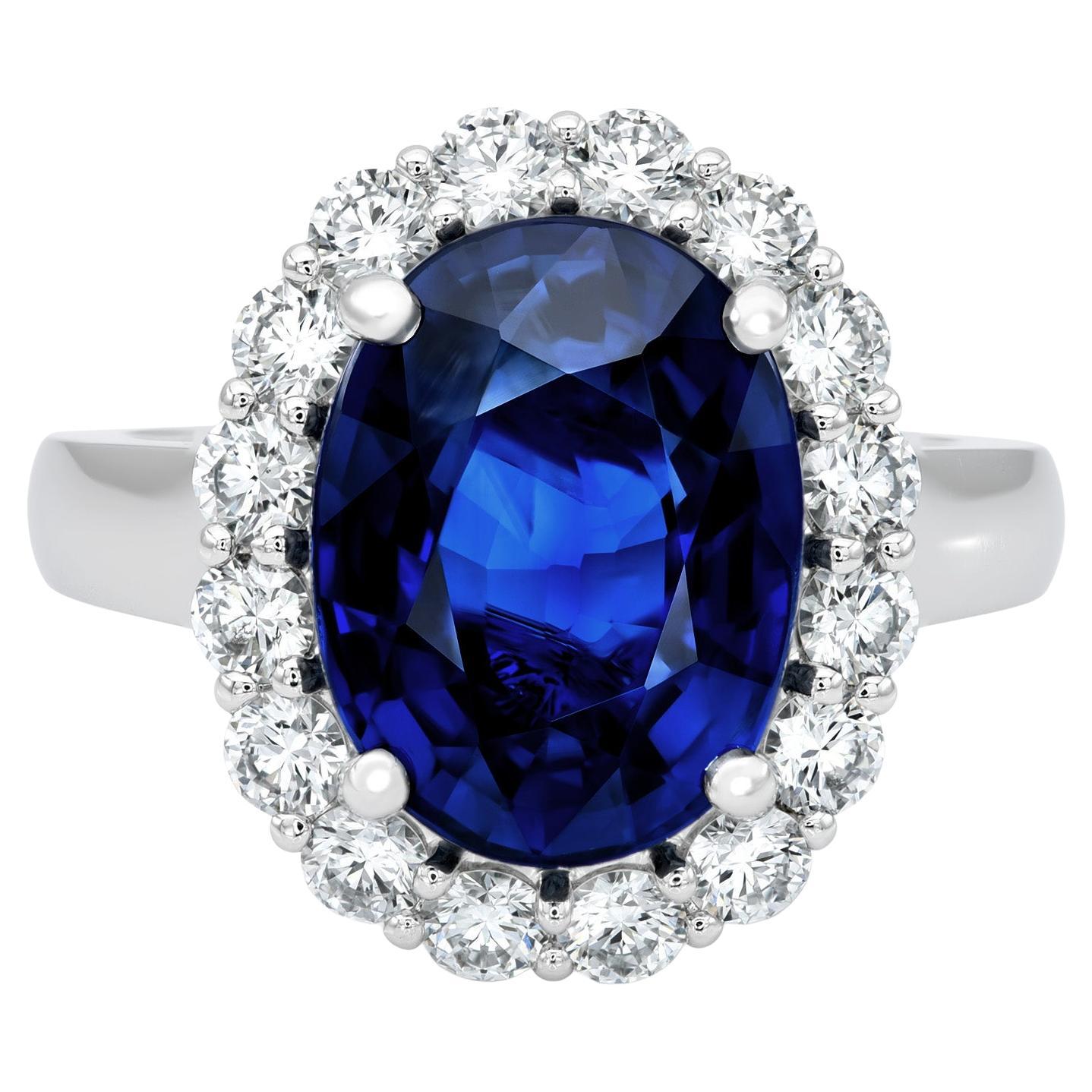 Saphir bleu naturel certifié GIA de 7,03 carats serti dans une bague à diamant en platine  en vente