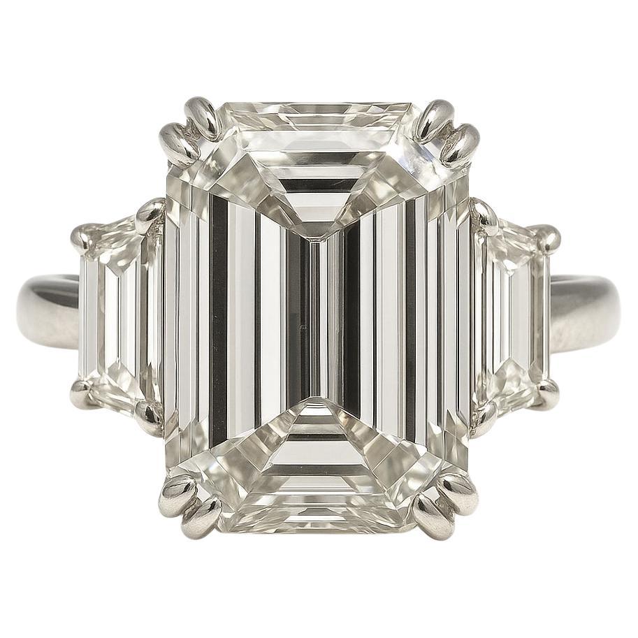 GIA Certified 7.04 Carat H VS2 Emerald Cut Diamond Platinum Three-Stone Ring (bague à trois pierres en platine) en vente