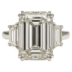 GIA Certified 7.04 Carat H VS2 Emerald Cut Diamond Platinum Three-Stone Ring (bague à trois pierres en platine)