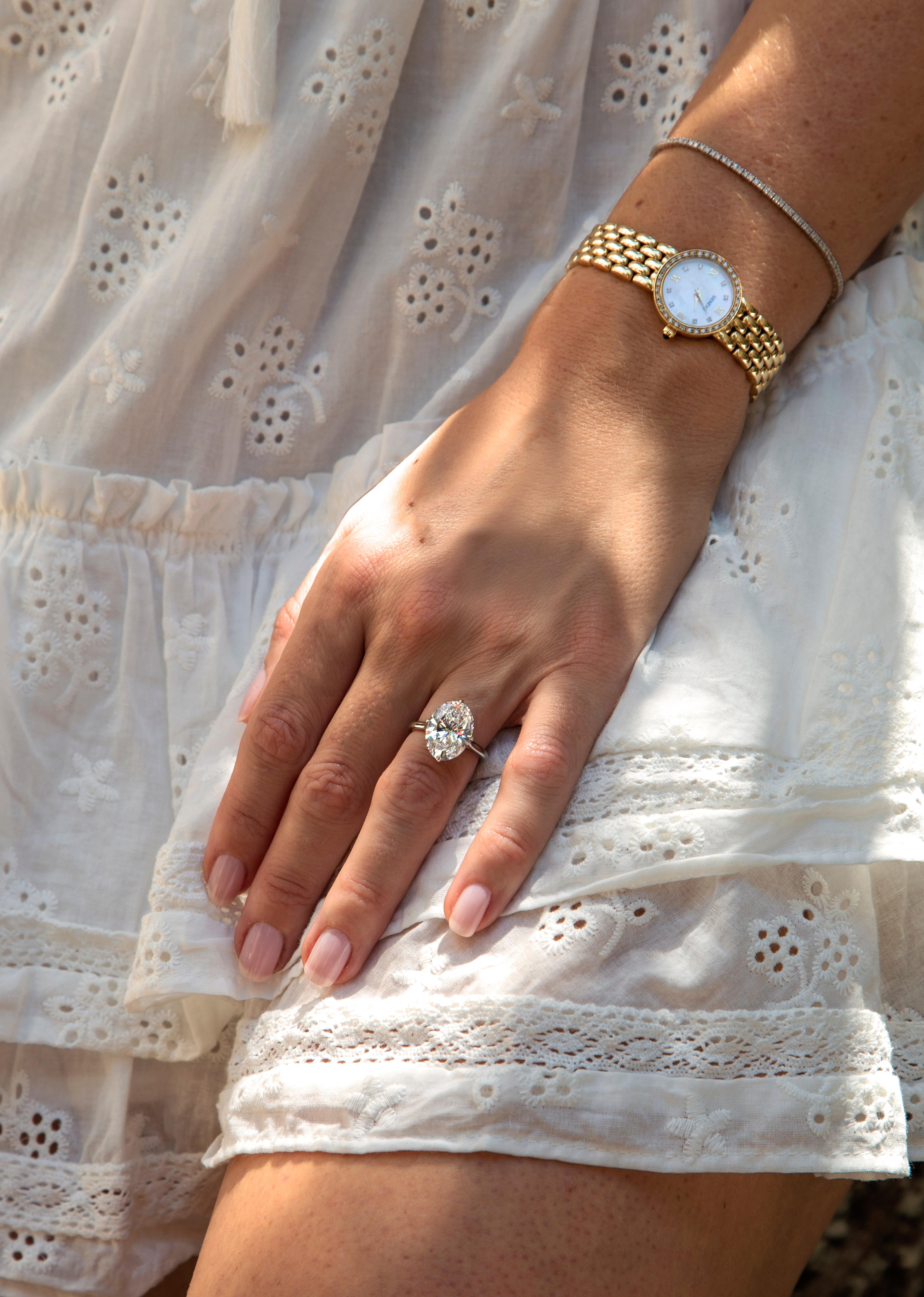 Bague de fiançailles solitaire en diamant de taille ovale certifié GIA de 7.04 carats au total Pour femmes en vente