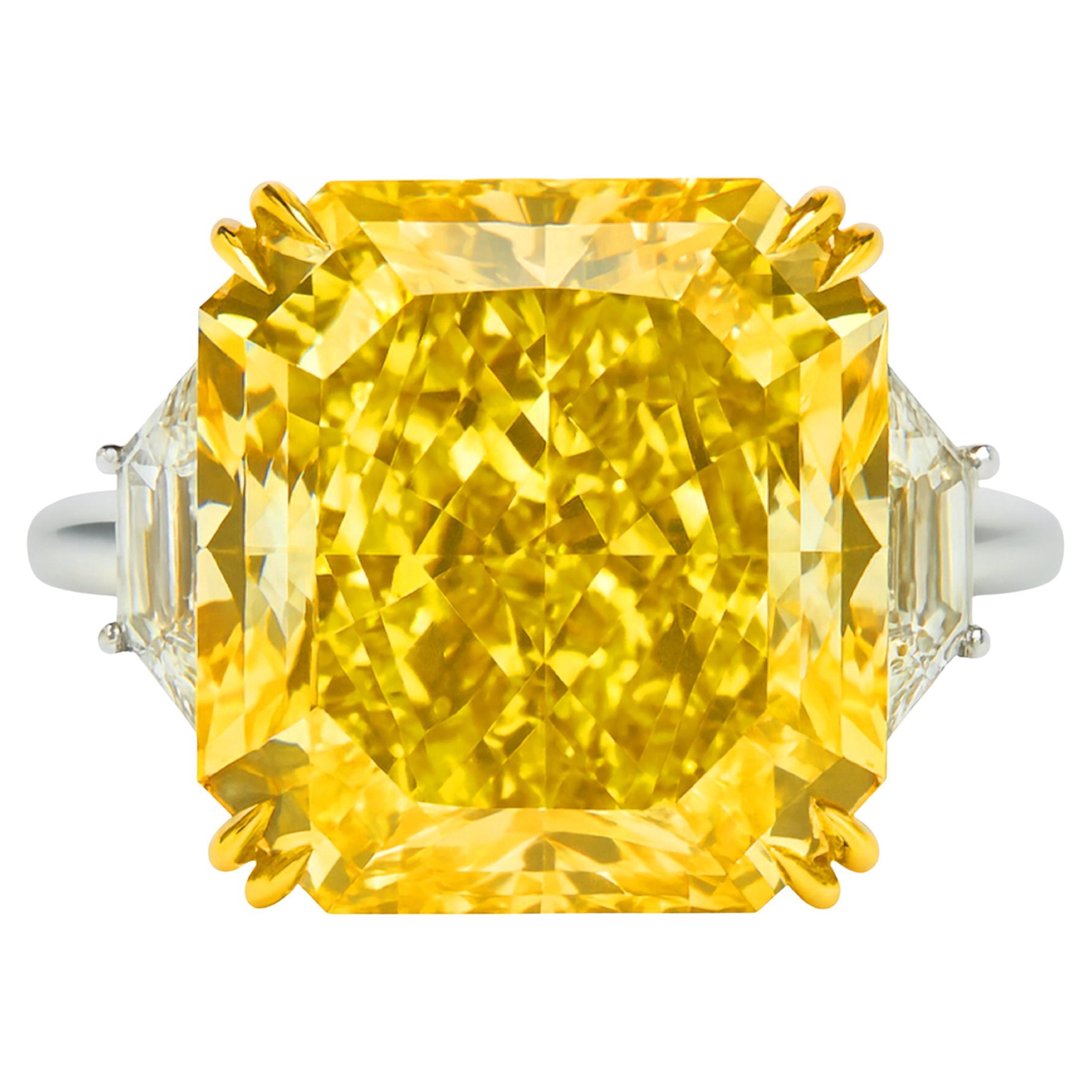 Bague en diamant certifié GIA de 7,05 carats jaune fantaisie VS2

Cette pièce extraordinaire contient un diamant jaune de couleur naturelle certifié GIA de 7,05 carats, taillé en forme de brillant modifié rectangulaire à coins taillés mesurant 12,35