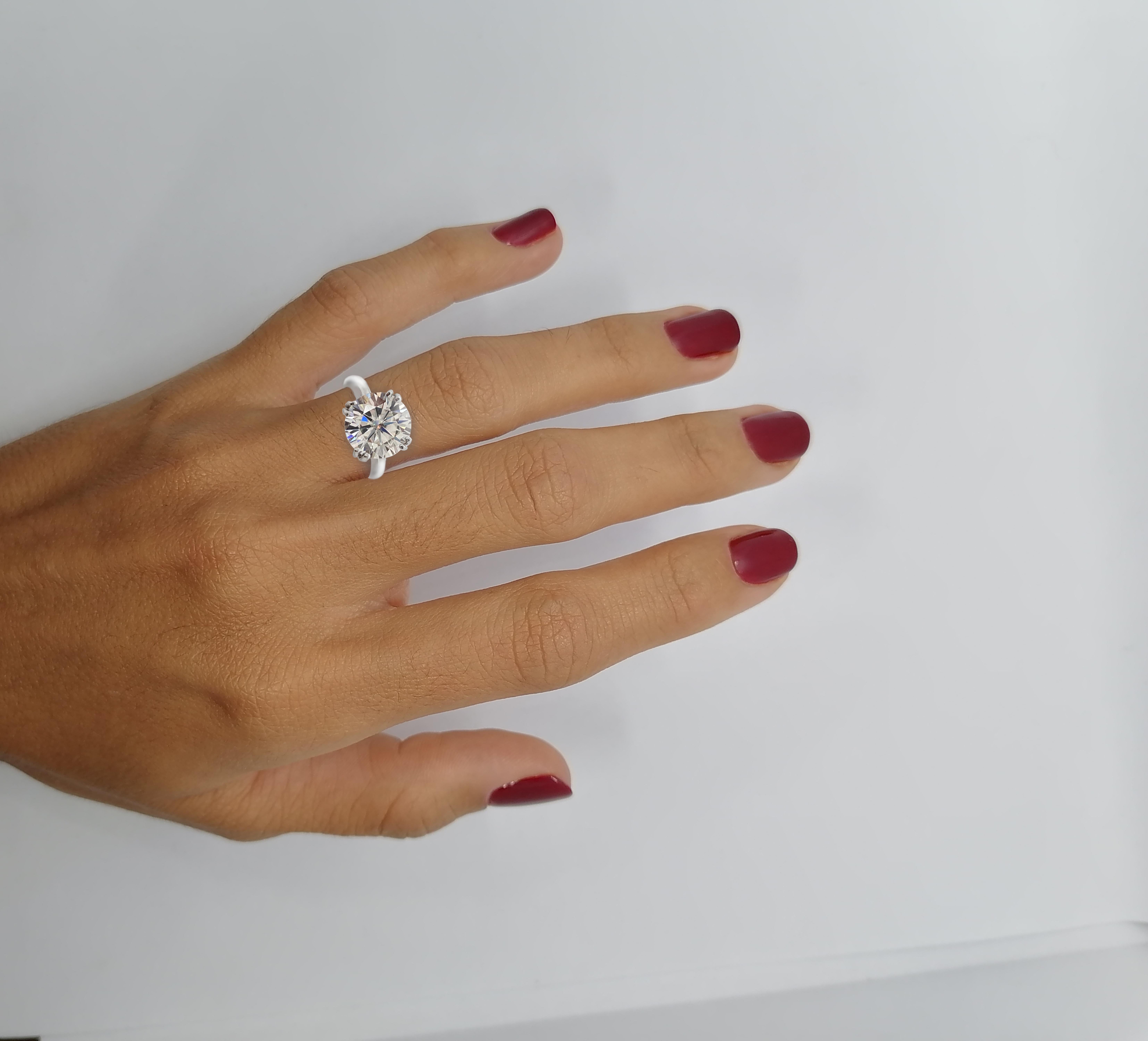 Außergewöhnlicher Solitär-Diamantring mit rundem Brillantschliff von 4,01 GIA! 
