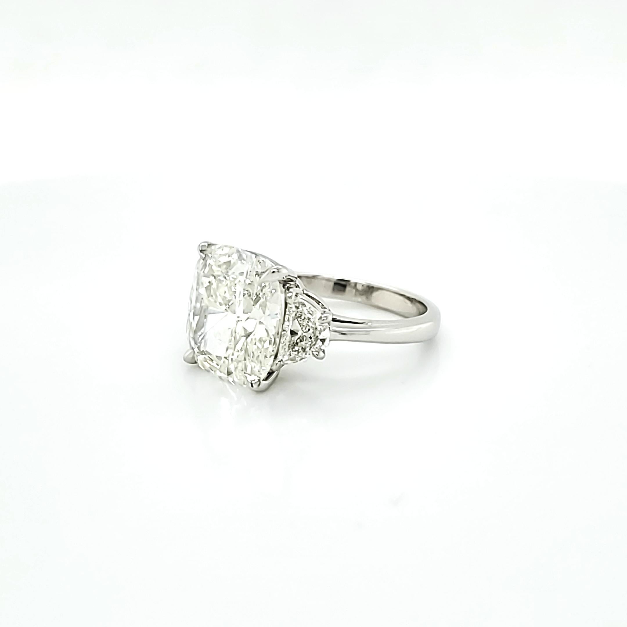 GIA zertifiziert 7::08 Karat Kissenschliff Drei-Stein-Ring für Damen oder Herren