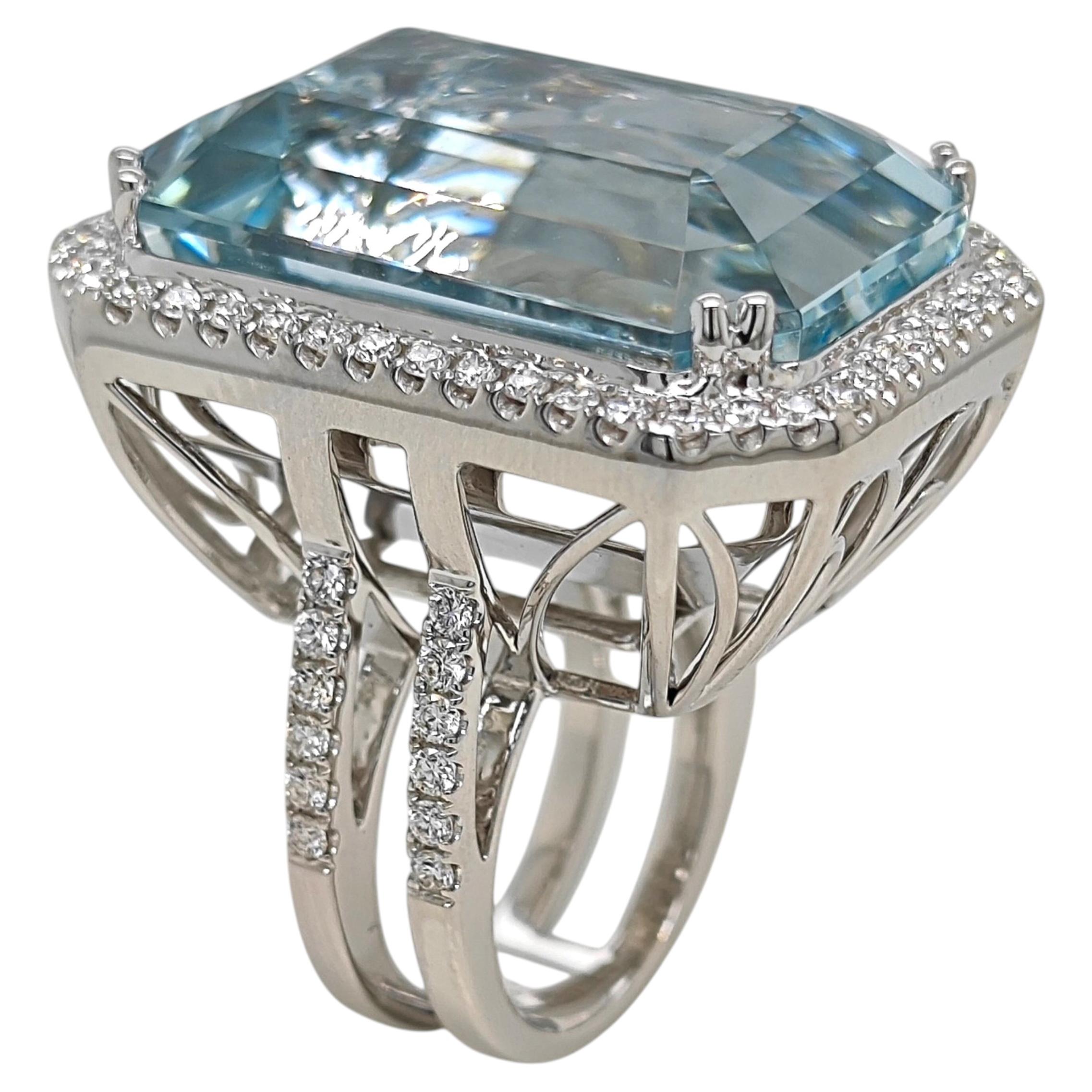 Anello in oro bianco con diamante rotondo e acquamarina da 71,06, certificato GIA in vendita