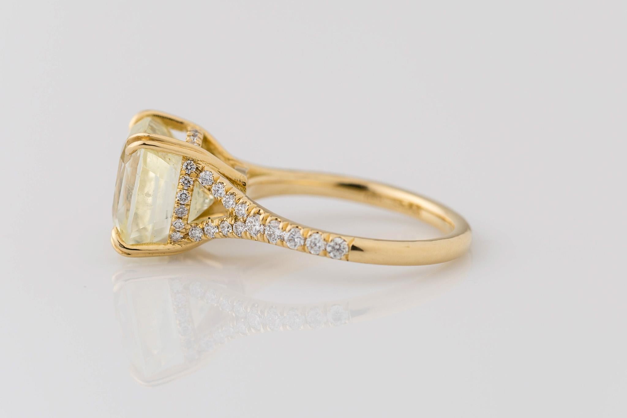 Im Angebot: GIA-zertifizierte 7.11 Karat. Natürlicher Gelber Saphir Diamant Ring mit geteiltem Schaft  () 3