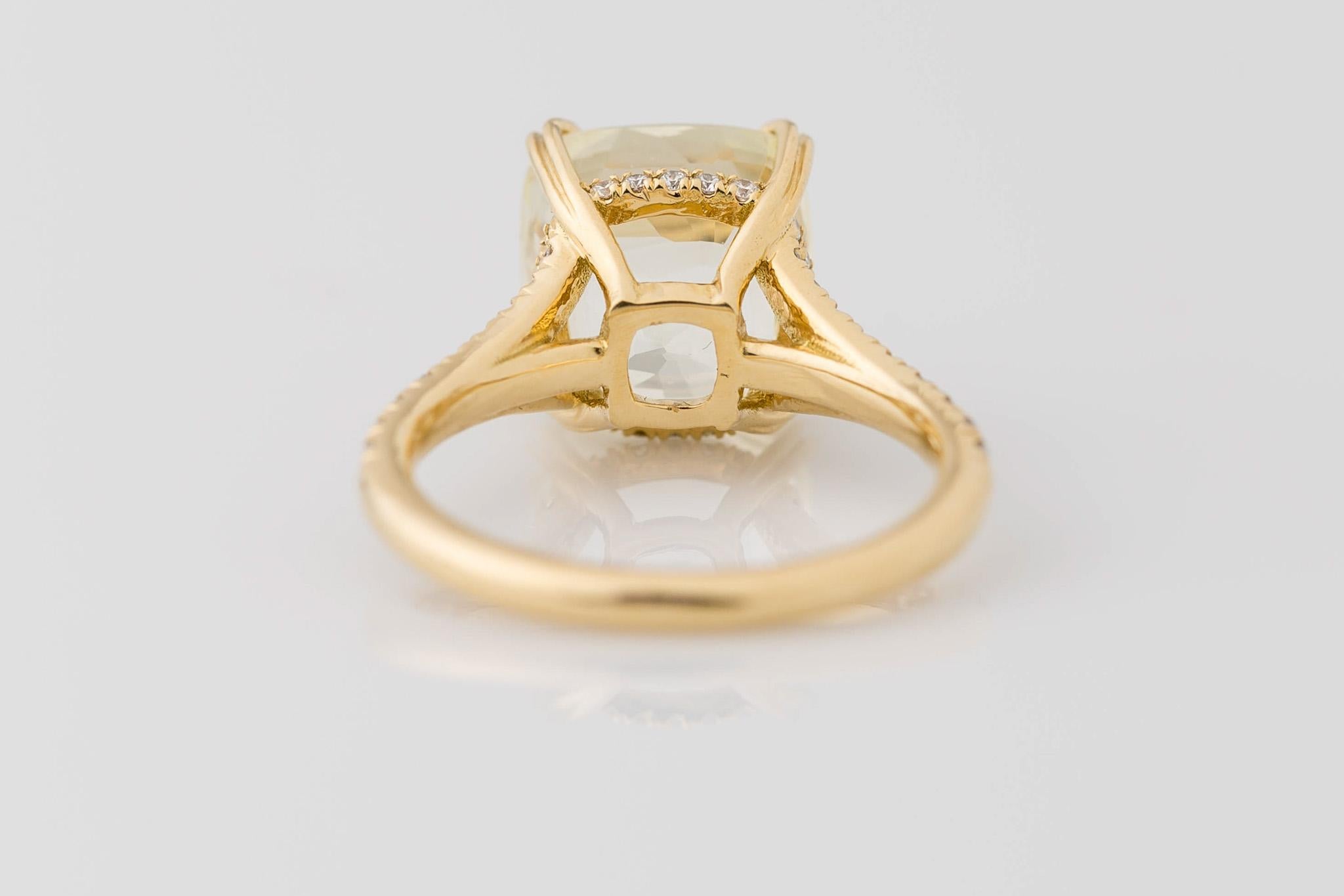 Im Angebot: GIA-zertifizierte 7.11 Karat. Natürlicher Gelber Saphir Diamant Ring mit geteiltem Schaft  () 4