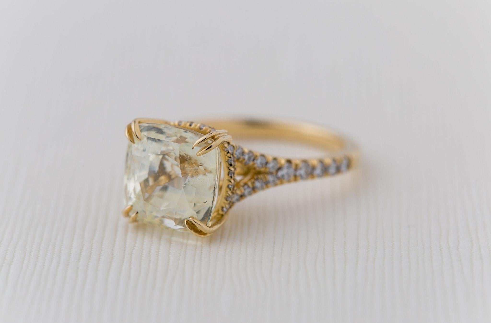 Im Angebot: GIA-zertifizierte 7.11 Karat. Natürlicher Gelber Saphir Diamant Ring mit geteiltem Schaft  () 5