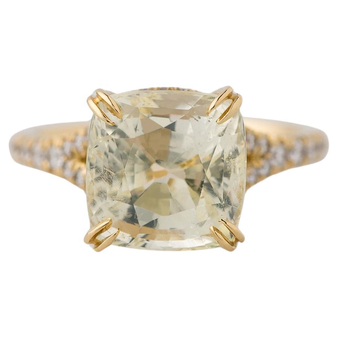 Im Angebot: GIA-zertifizierte 7.11 Karat. Natürlicher Gelber Saphir Diamant Ring mit geteiltem Schaft  ()
