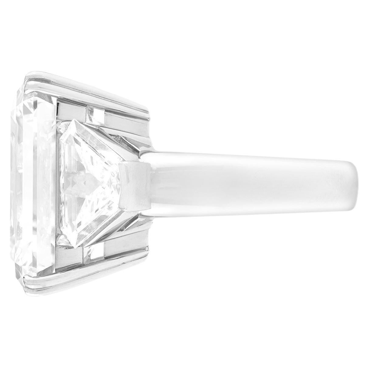 Anillo de platino con diamante talla esmeralda de 7,14 quilates certificado por el GIA, con un magnífico diamante central impecable complementado por exquisitos diamantes talla escudo de 1 quilate de peso. Este impresionante anillo presenta un color