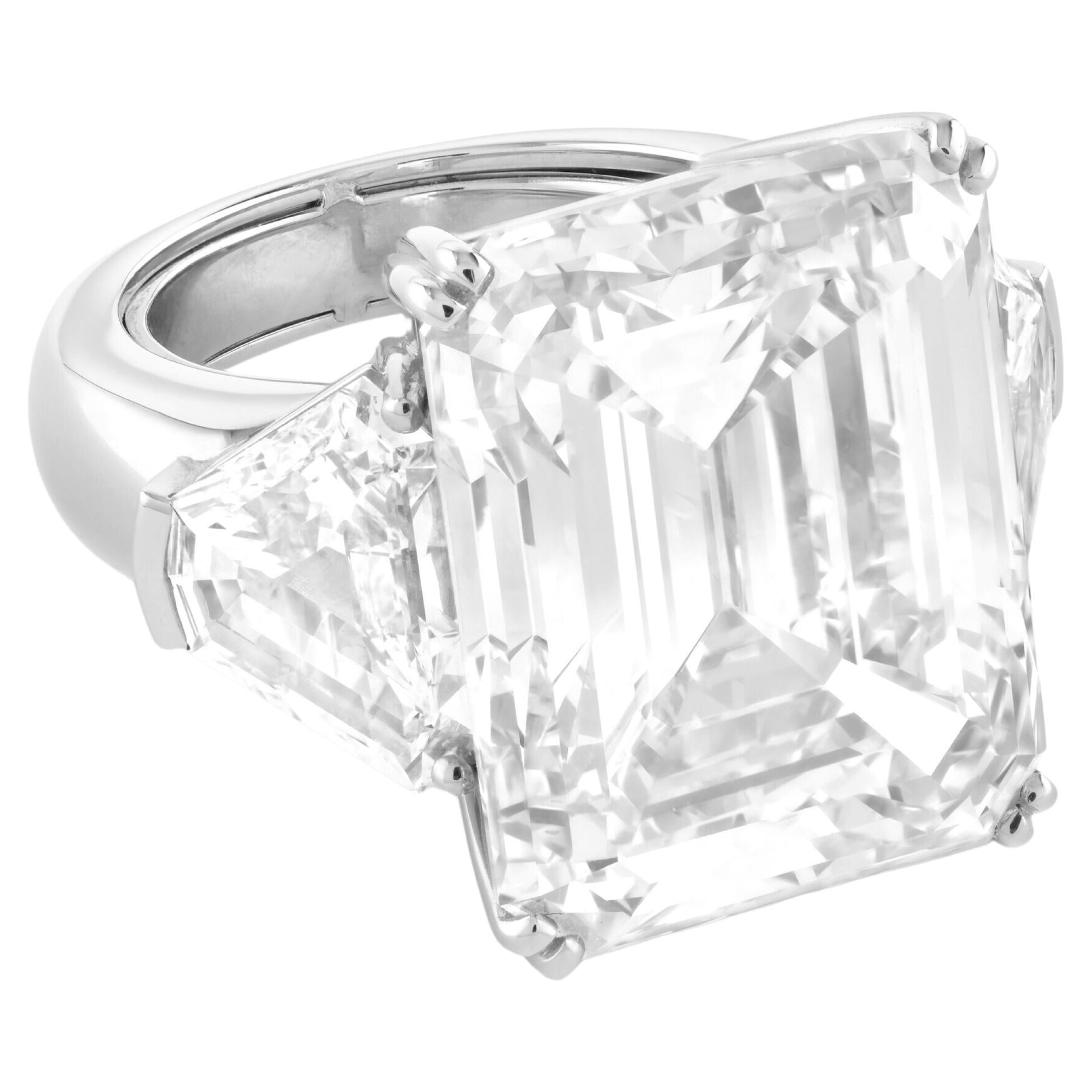 Anillo de platino con diamante talla esmeralda de 7,14 quilates F VVS2 certificado por GIA Corte esmeralda en venta