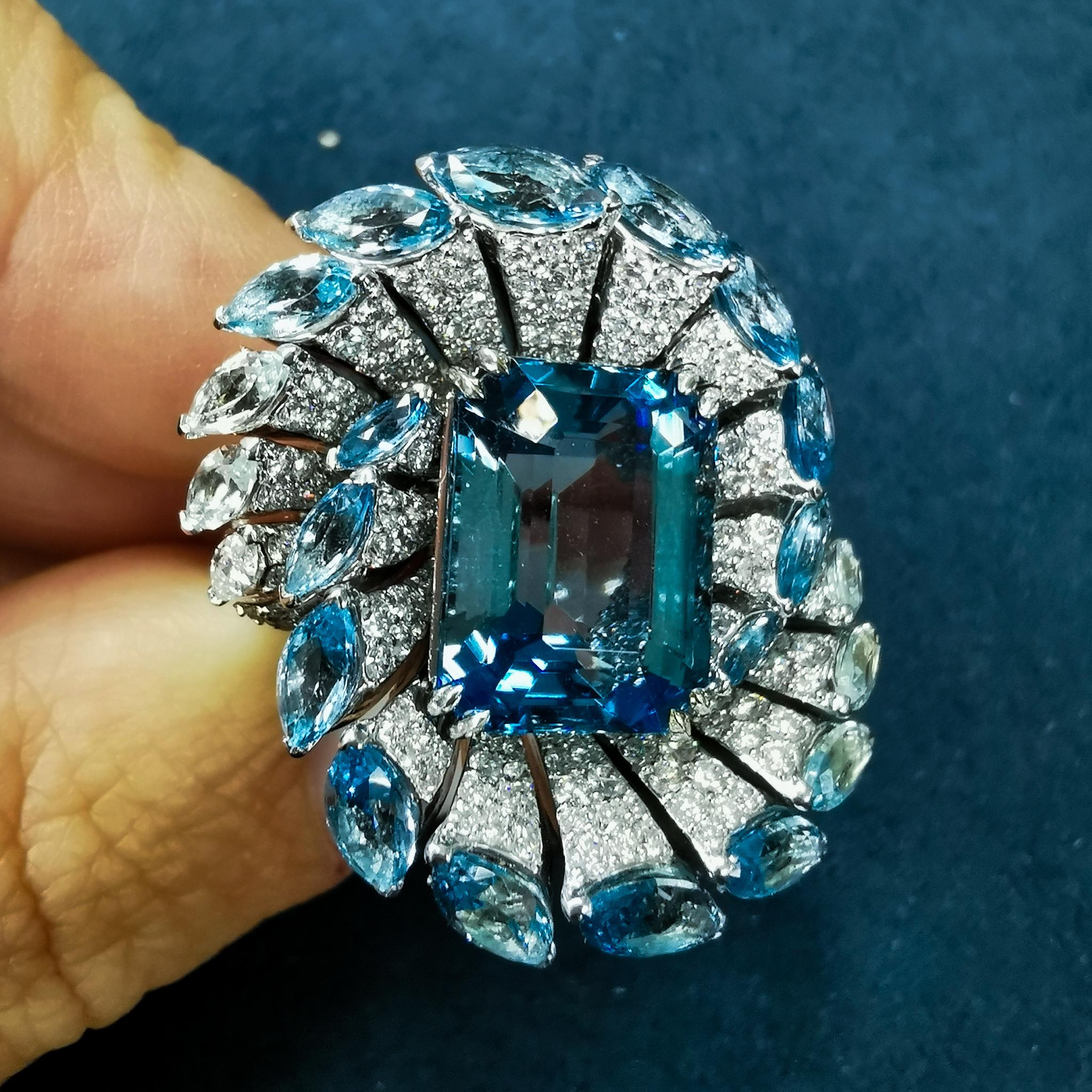 Taille coussin Bague en or blanc 18 carats avec aigue-marine Santa-Maria et diamants certifiés GIA de 7,14 carats