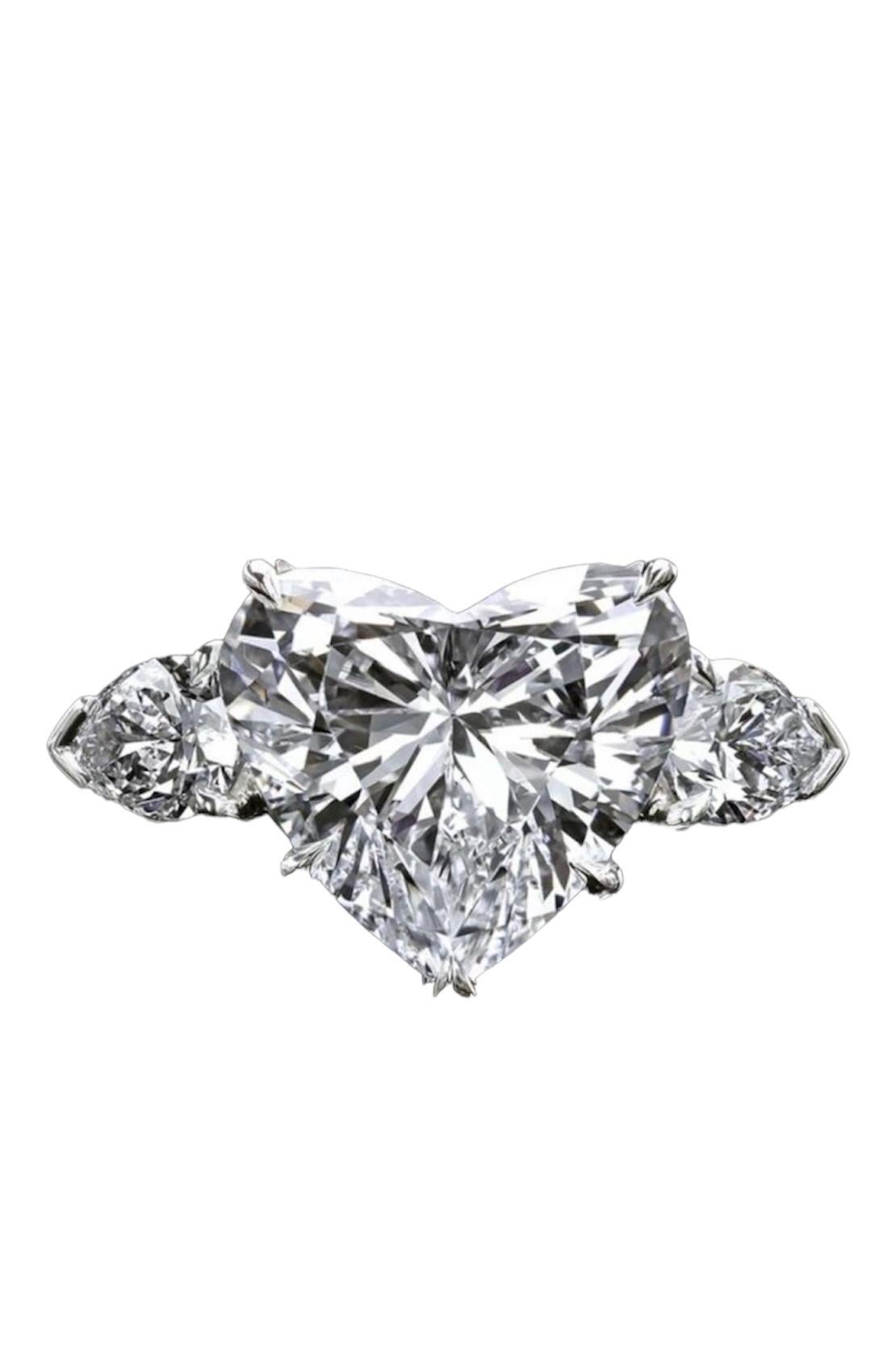 Im Mittelpunkt steht ein lupenreines Herz mit 7,2 Karat, das von birnenförmigen lupenreinen Diamanten mit einem Gewicht von 1,40 Karat flankiert wird. 
Die Herzform ist GIA-zertifiziert als Typ IIA

In Platin gefasst