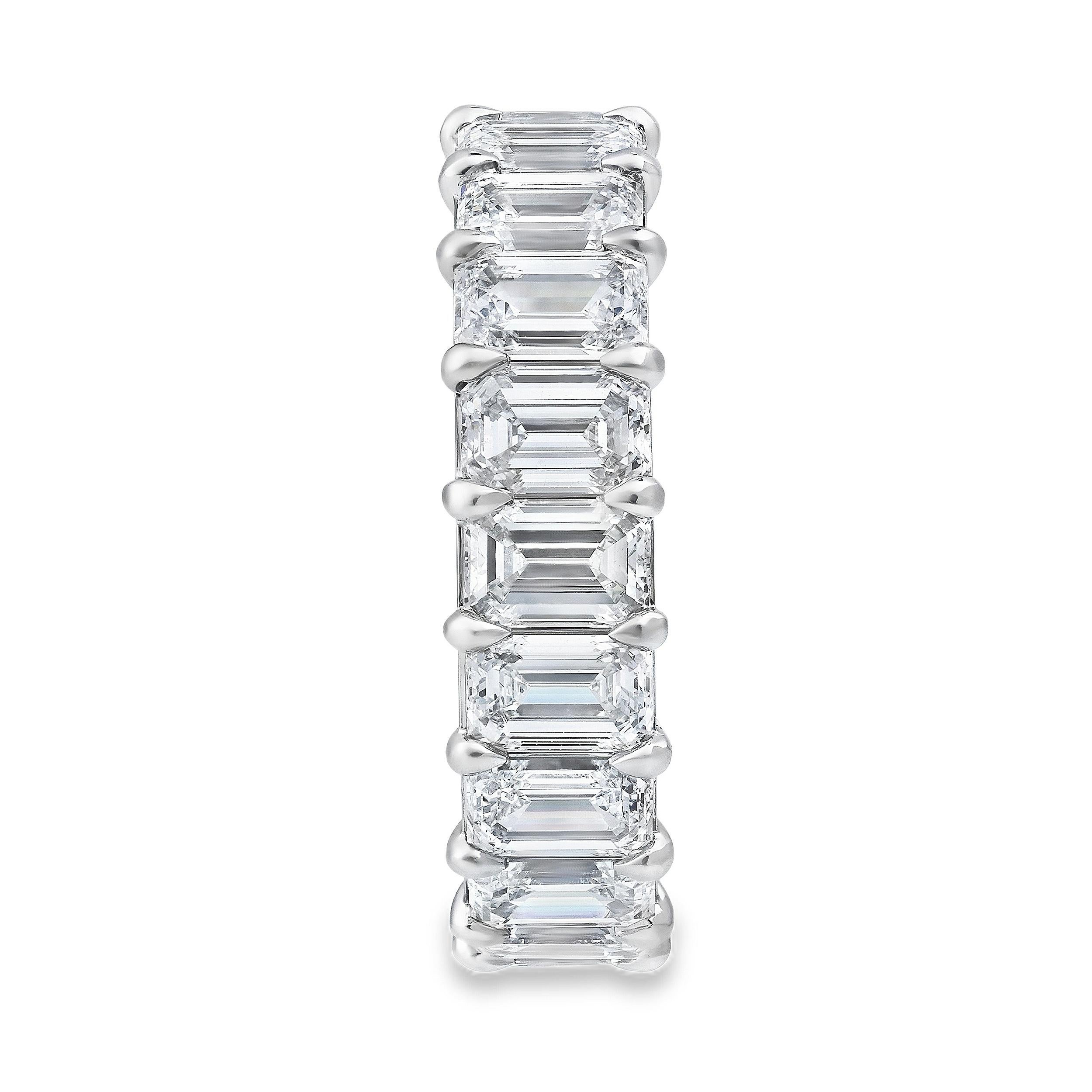 Une magnifique alliance éternelle mettant en valeur 20 diamants de taille émeraude pour un poids total de 7,20 carats. Chaque diamant est certifié par la GIA comme étant de couleur D-F et de pureté IF-VS. Fabriqué avec précision en platine. Bague