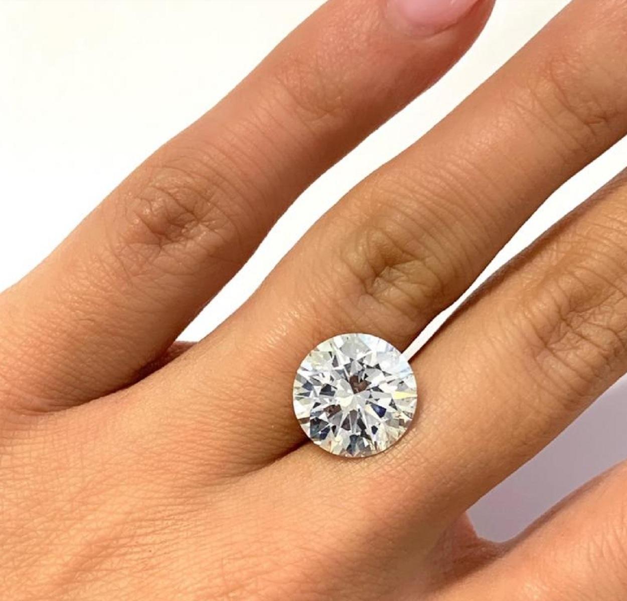 This round brilliant cut diamond is offered by Antinori Fine Jewels. This diamond is custom set in a handcrafted Antinori Fine Jewels in 18 Carats White Gold and the custom design can be changed based on preferences.

The main stone is absolutely