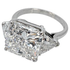 Bague avec diamant taille radiant de 7,27 carats certifié GIA et trillions latéraux de 0,75 carat