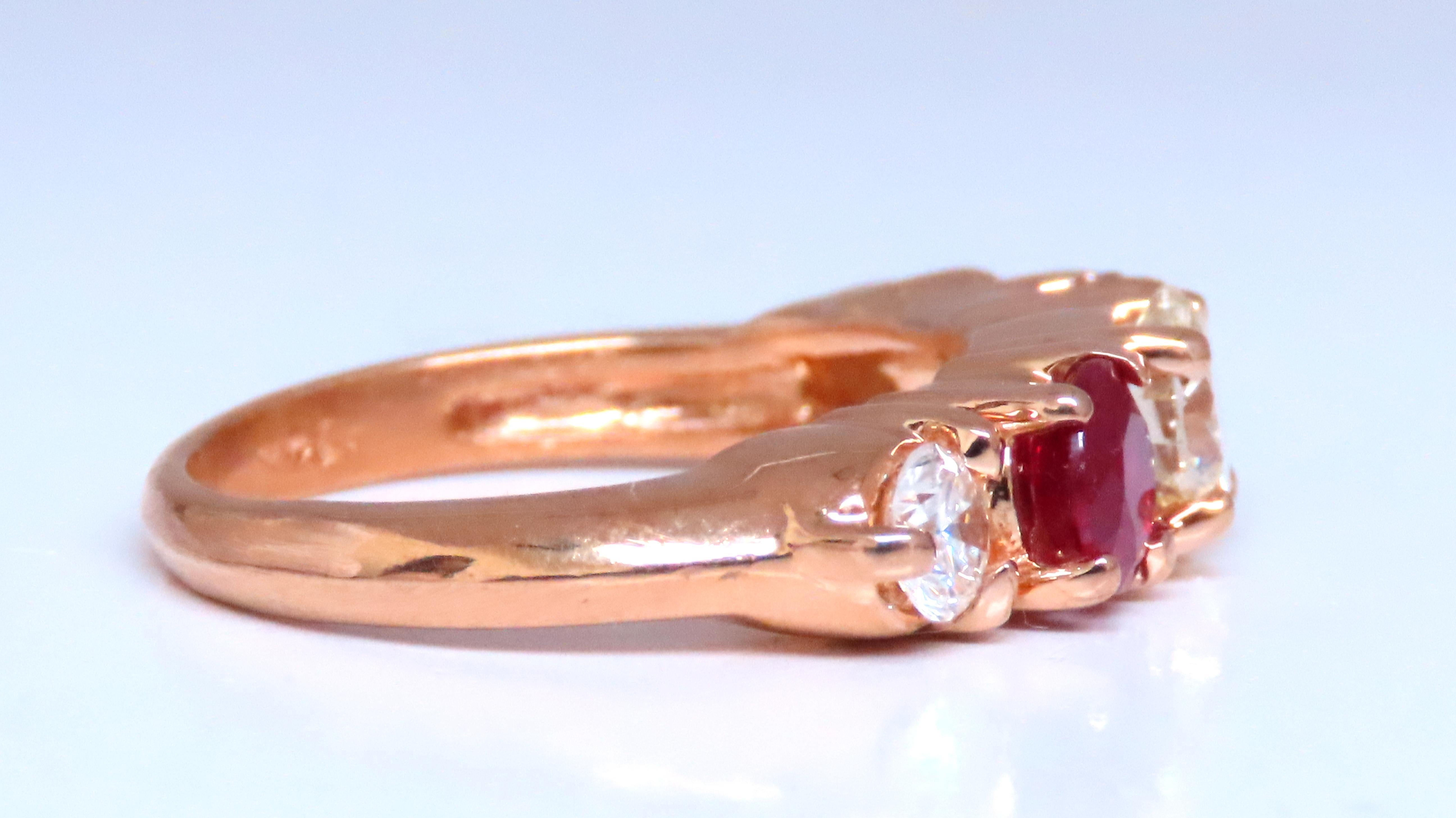 Anillo de diamantes naturales certificado por el GIA de 0,72 ct.
Informe #5234279943
Vs-2 Claridad
Gama Q-R Color

Diamantes laterales: .40ct.
Color H claridad Vs-2.

1,16ct Rubíes Naturales (Calentados).

Oro amarillo de 14 quilates 5,7 gramos
5,4