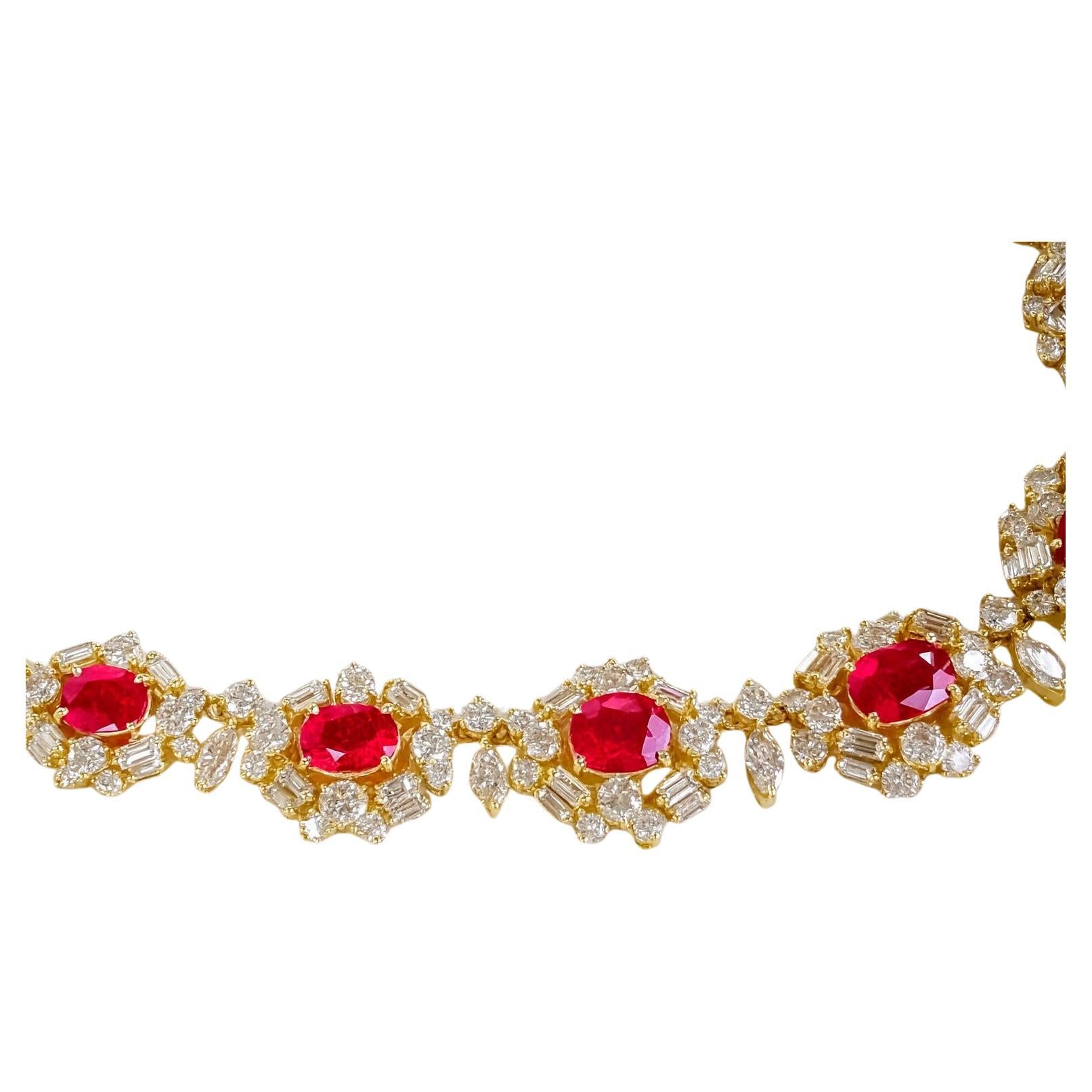 Collana Riviera ovale di rubini e diamanti di Burma - Rubini 38,8 carati, diamanti 35 carati

Una magnifica collana Riviera in oro giallo massiccio 18 carati (92 grammi), lunga 16,5 pollici, larga 22-13,7 mm e spessa 9 mm.

La collana presenta 15
