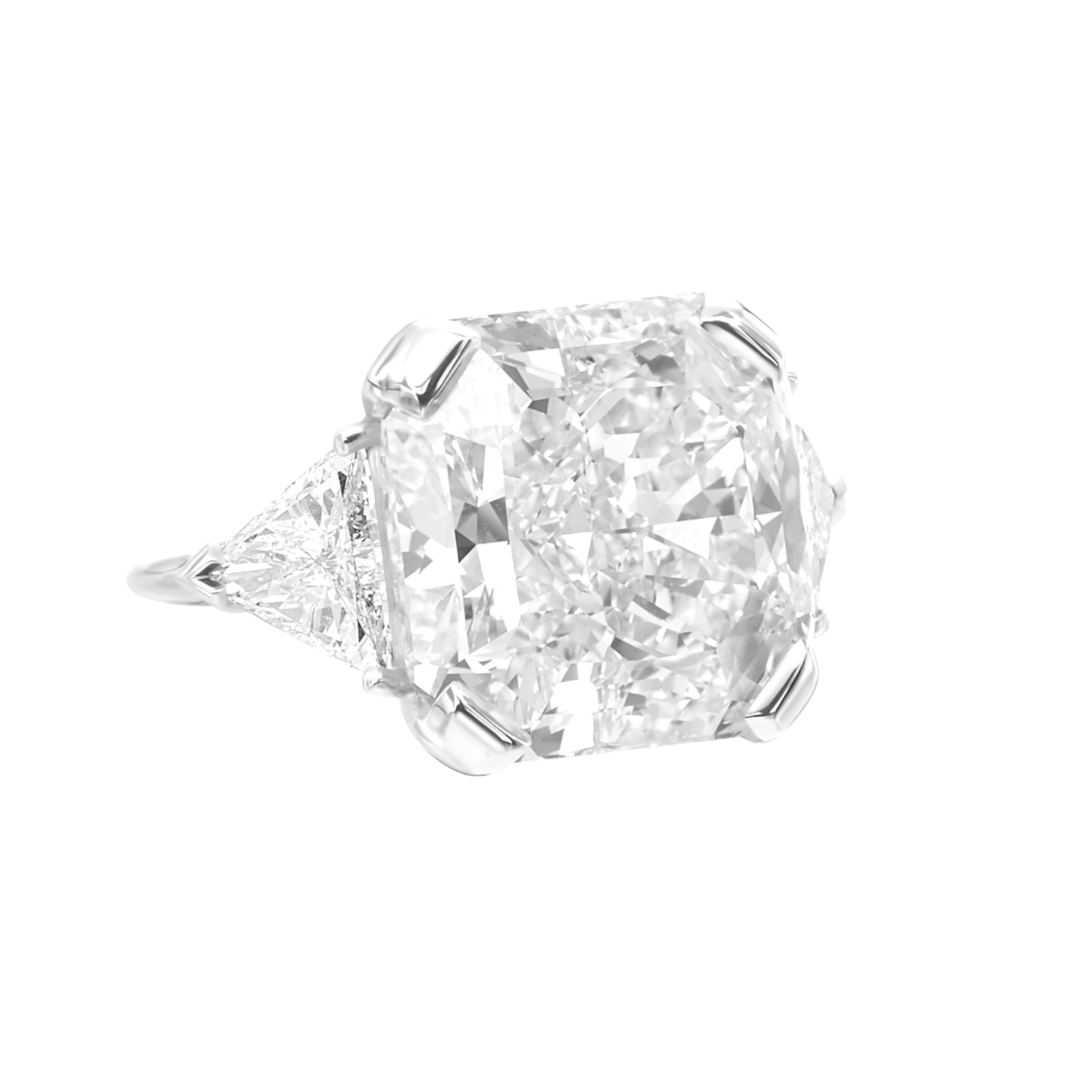Un anello mozzafiato realizzato in platino, con al centro un diamante taglio radiante da 7,30 carati certificato GIA di colore F e purezza VS2. Questo taglio quadrato radiante mostra sfaccettature nitide e una notevole brillantezza, incarnando sia
