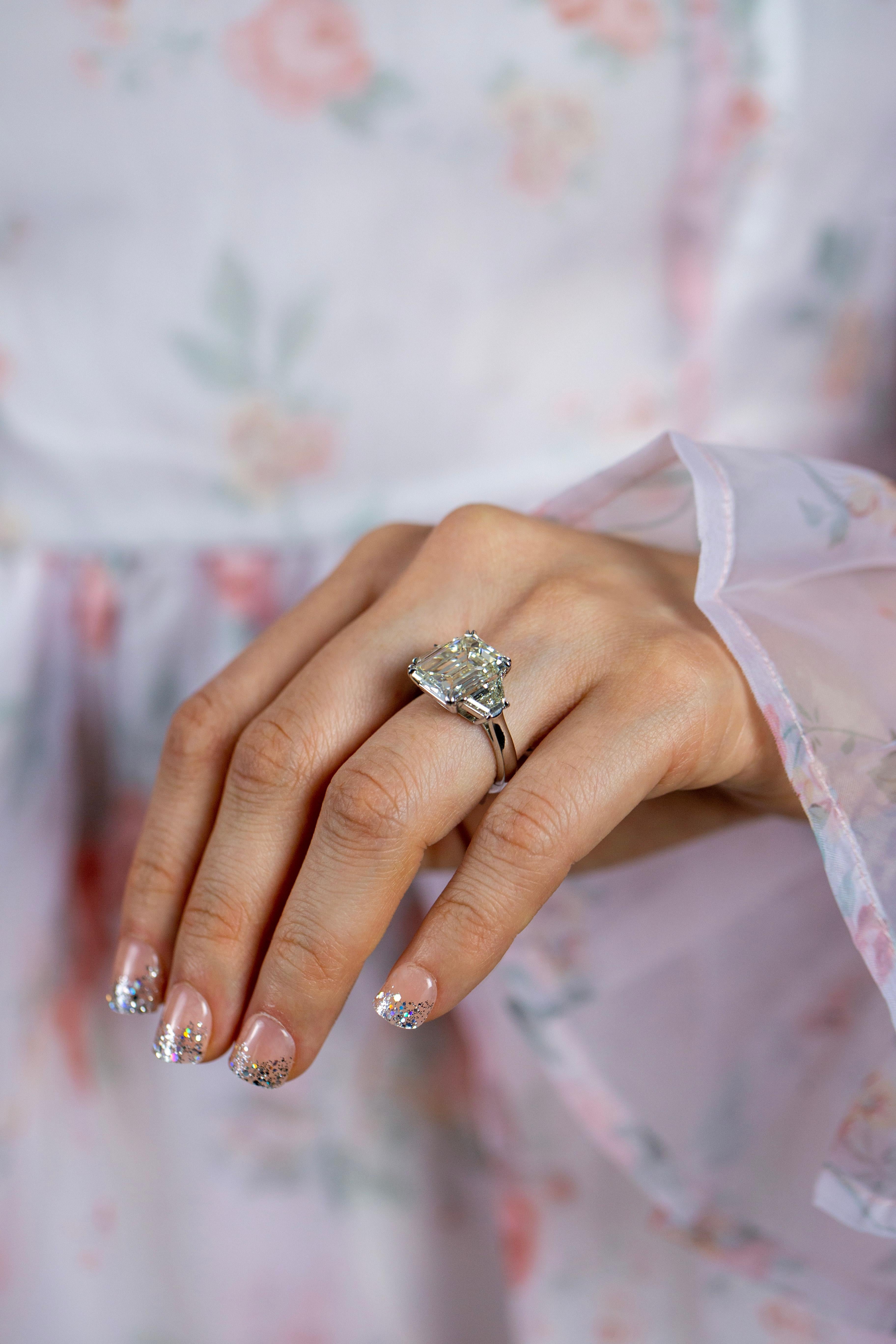 Verlobungsring mit drei Steinen, GIA-zertifizierter 7.31 Karat Diamant im Smaragdschliff im Zustand „Neu“ im Angebot in New York, NY